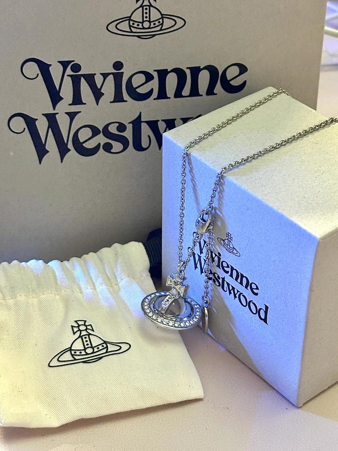 💋 西太后项链𝐕𝐢𝐯𝐢𝐞𝐧𝐧𝐞 𝐖𝐞𝐬𝐭𝐰𝐨𝐨𝐝🪐
vivienne westwood英国时装设计师，时