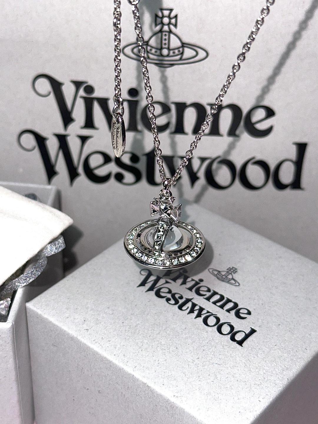 💋 西太后项链𝐕𝐢𝐯𝐢𝐞𝐧𝐧𝐞 𝐖𝐞𝐬𝐭𝐰𝐨𝐨𝐝🪐
vivienne westwood英国时装设计师，时