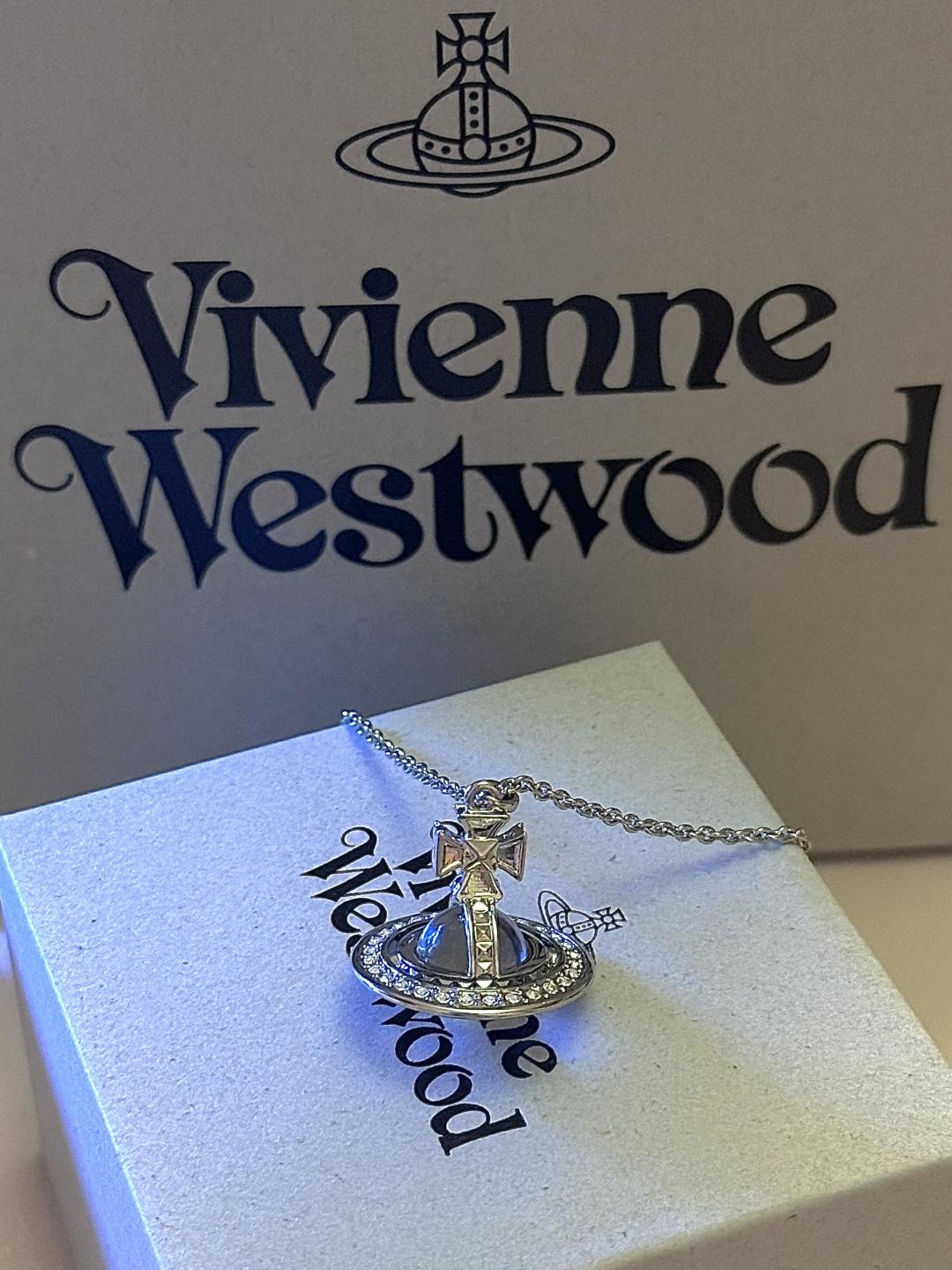 💋 西太后项链𝐕𝐢𝐯𝐢𝐞𝐧𝐧𝐞 𝐖𝐞𝐬𝐭𝐰𝐨𝐨𝐝🪐
vivienne westwood英国时装设计师，时