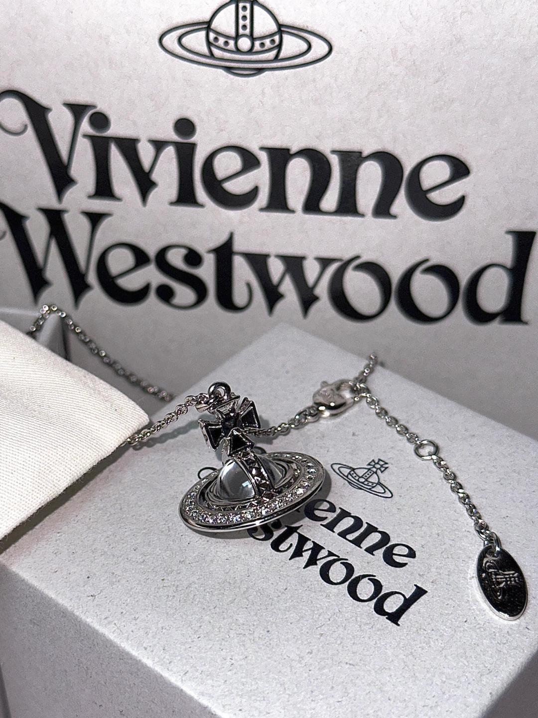 💋 西太后项链𝐕𝐢𝐯𝐢𝐞𝐧𝐧𝐞 𝐖𝐞𝐬𝐭𝐰𝐨𝐨𝐝🪐
vivienne westwood英国时装设计师，时