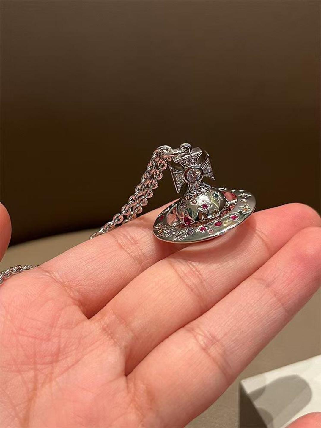     𝐕𝐢𝐯𝐢𝐞𝐧𝐧𝐞 𝐖𝐞𝐬𝐭𝐰𝐨𝐨𝐝
高品质经典星球项链
vivienne westwood英国时