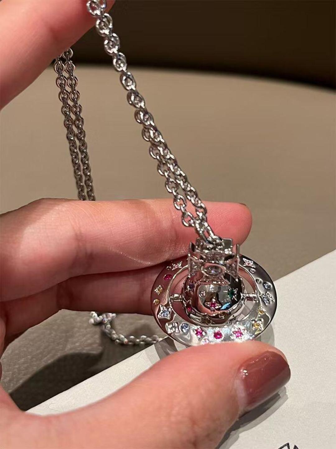     𝐕𝐢𝐯𝐢𝐞𝐧𝐧𝐞 𝐖𝐞𝐬𝐭𝐰𝐨𝐨𝐝
高品质经典星球项链
vivienne westwood英国时