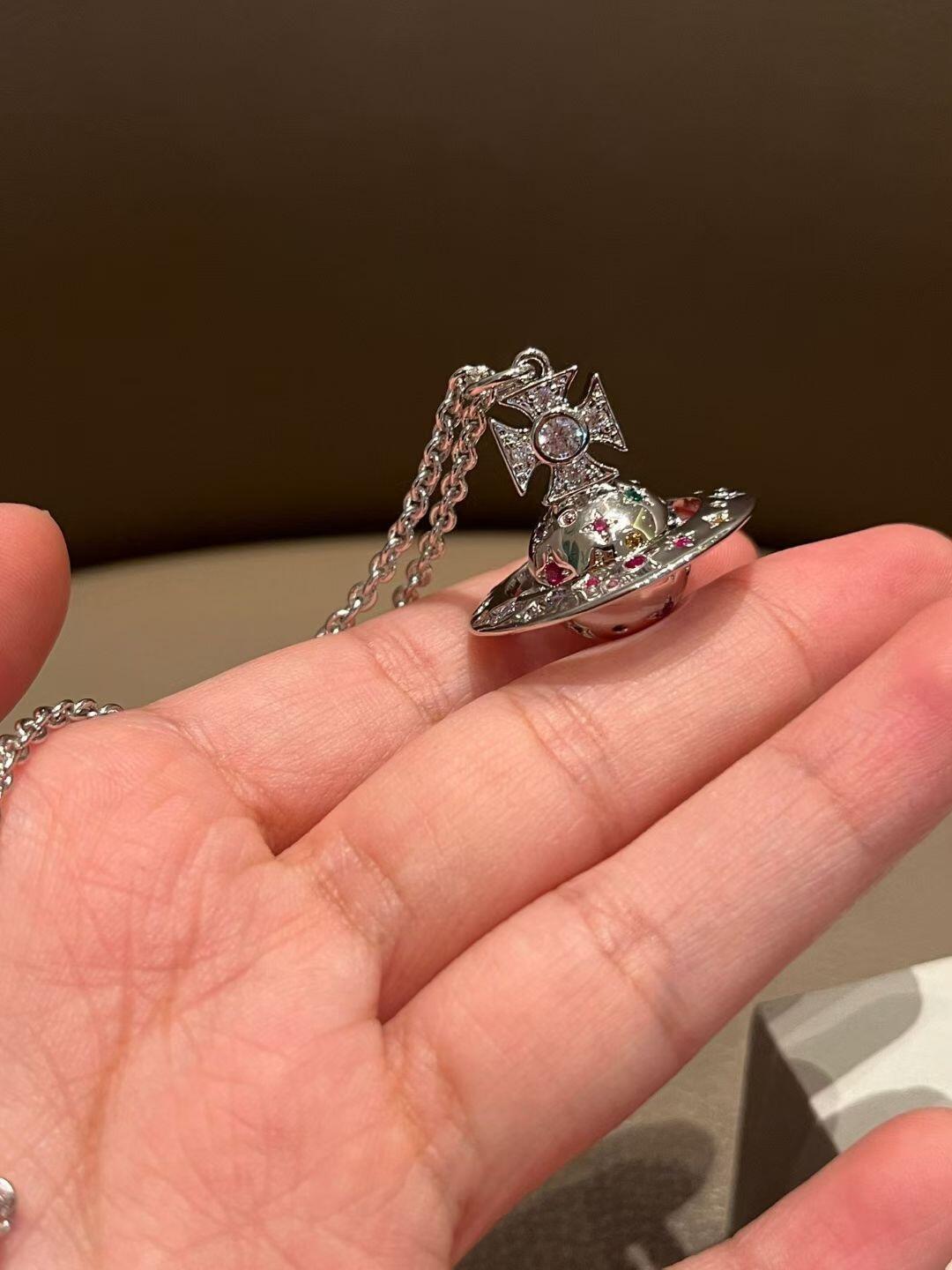     𝐕𝐢𝐯𝐢𝐞𝐧𝐧𝐞 𝐖𝐞𝐬𝐭𝐰𝐨𝐨𝐝
高品质经典星球项链
vivienne westwood英国时