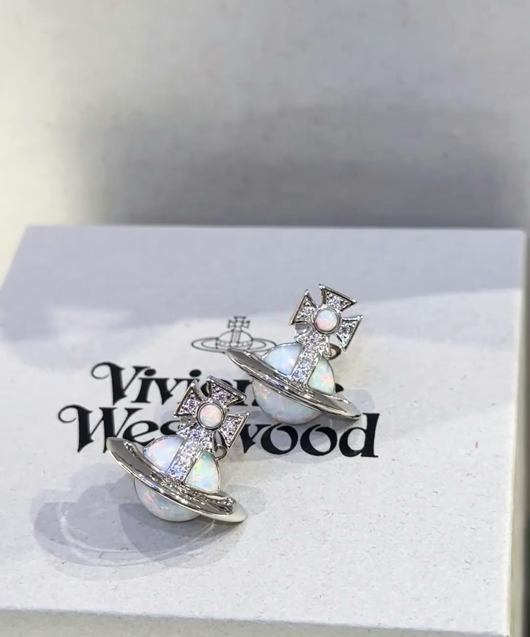 高品质经典耳钉vivienne westwood英国时装设计师，时装的朋克之母！时尚潮流风格，品质强大，