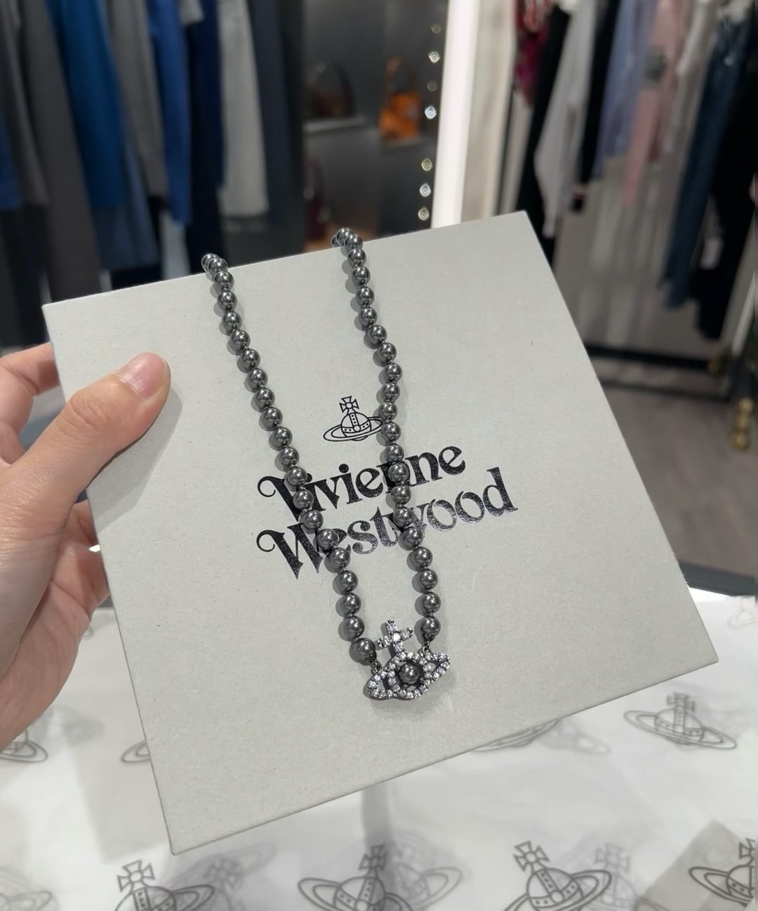 高品质珍珠项链vivienne westwood英国时装设计师，时装的朋克之母！时尚潮流风格，品质强大，