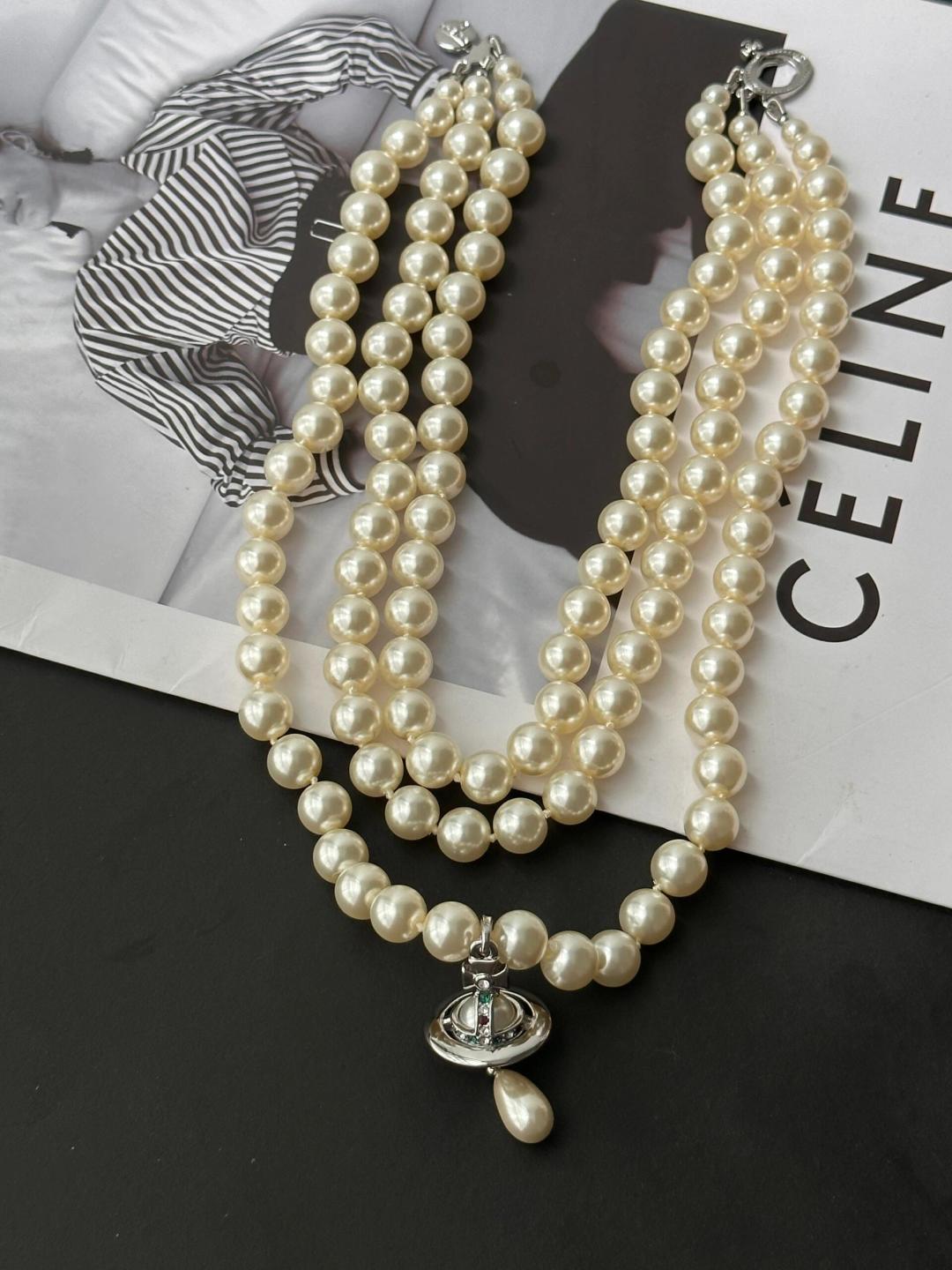    💋  𝐕𝐢𝐯𝐢𝐞𝐧𝐧𝐞 𝐖𝐞𝐬𝐭𝐰𝐨𝐨𝐝
高品质三层珍珠项链
vivienne westwood英