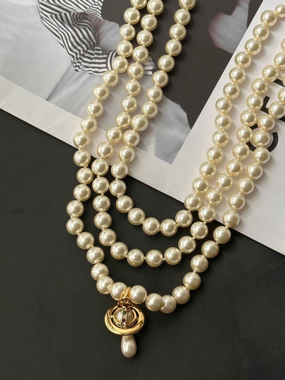    💋  𝐕𝐢𝐯𝐢𝐞𝐧𝐧𝐞 𝐖𝐞𝐬𝐭𝐰𝐨𝐨𝐝
高品质三层珍珠项链
vivienne westwood英