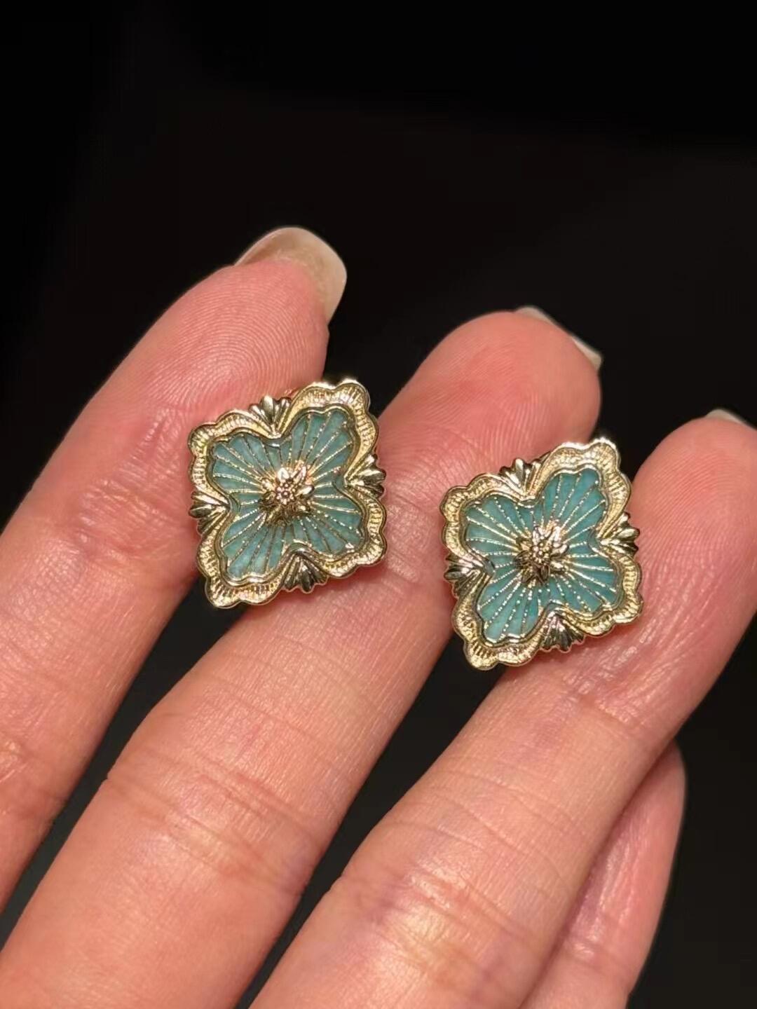 P525 V GOLD-TO-COMPOSITE MASTER OF THE BUCHILATIAN RIVER, THE FOUR-LEAVED EARRING