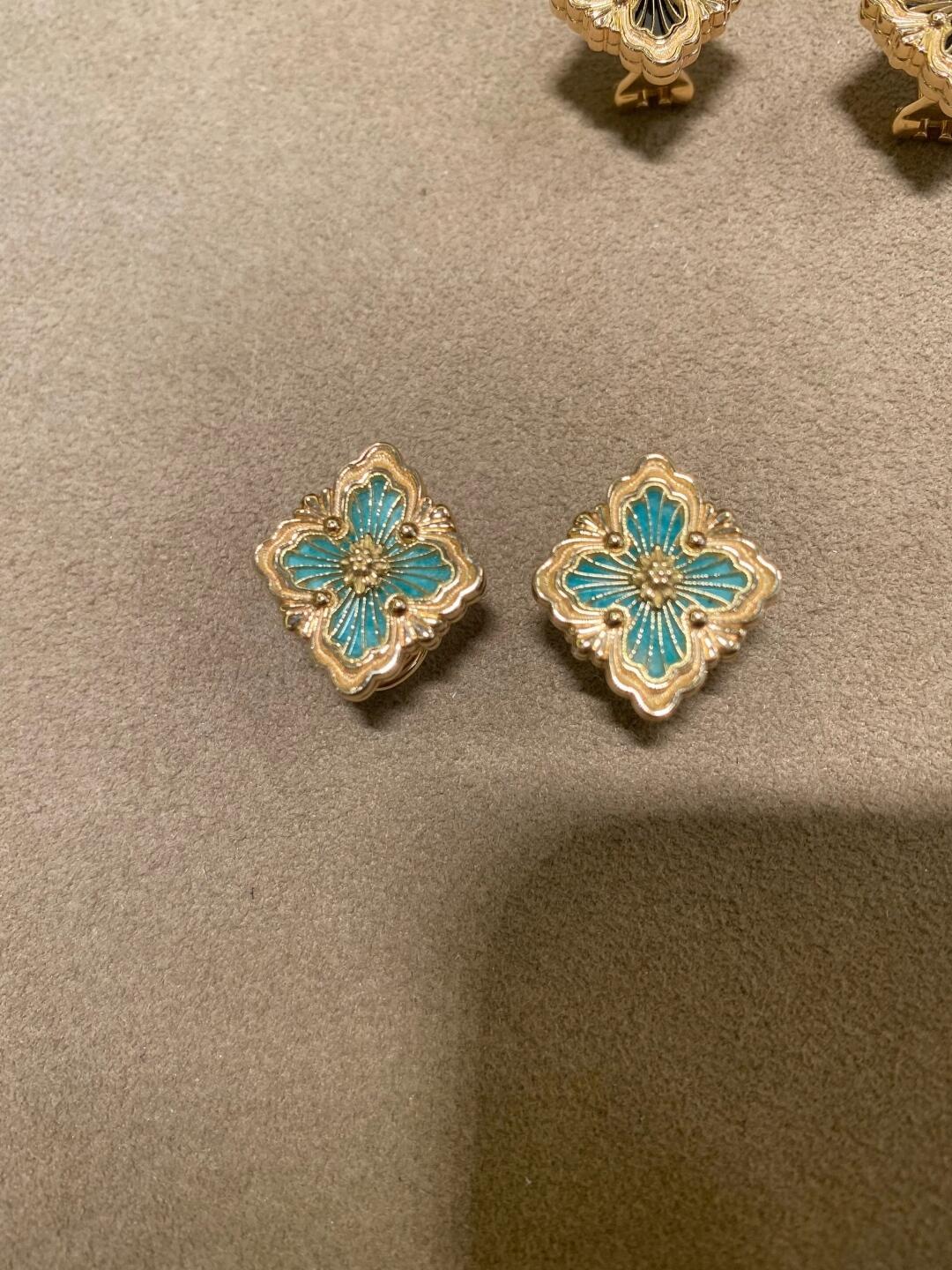 P525 V GOLD-TO-FIXER BUTCHERATI GRAND FOUR LEAF EARRING - 图片 3