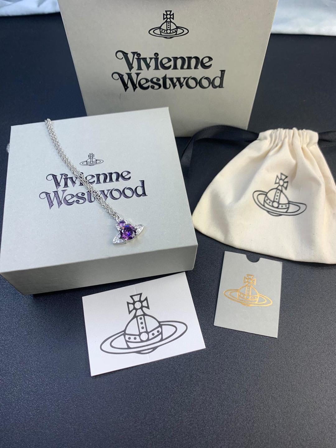 💋💰238 绝美土星镶蓝钻项链 nano尺寸太🉑了！！小巧精致，闭眼入准没错！纯粹王冠球是经典的象征，闪耀土星环勾勒未来波光流转间，开启一场与未来的崭新际遇！土星上边的钻是定制的水钻，而非市面上随随便便用的廉就做出来的！拿到手完完全全可以感受到它的质感，手感，光泽感超nice👍🏻用水钻的点缀出现在土星的设计上，增添不少冷艳时髦的俏丽模样，使得朋克同时又有点小少女，自带一群时尚粉！真的敲好看，可盐可甜，可纯可欲！一眼便钟情，绝对是“实用+高级”界的杠把子，绝对的yyds，绝对的宝藏永不过时的土星🪐