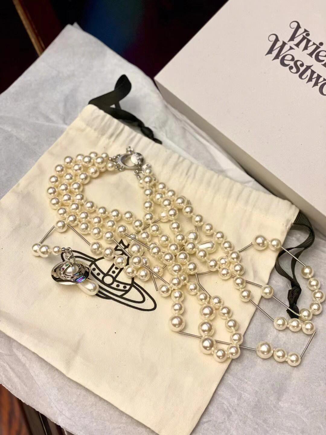 西太后珍珠项链 小巧精致，闭眼入准没错！纯粹王冠球是经典的象征，闪耀土星环勾勒未来波光流转间，开启一场与