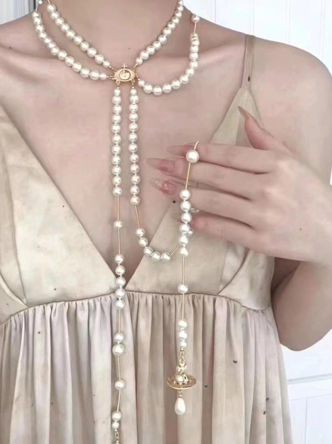 西太后珍珠项链 小巧精致，闭眼入准没错！纯粹王冠球是经典的象征，闪耀土星环勾勒未来波光流转间，开启一场与