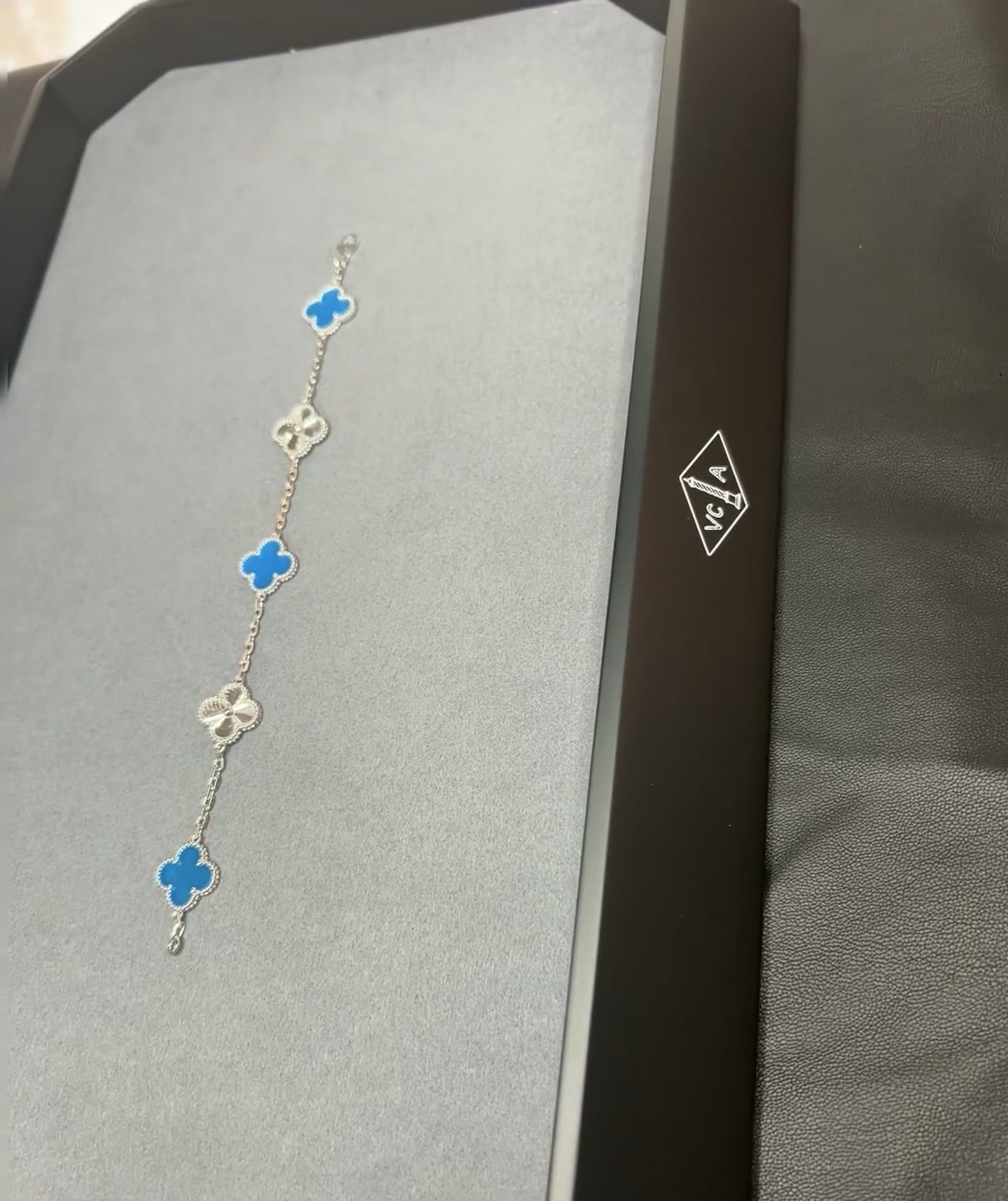 👑Vca白金色蓝玛瑙间镭射四叶草手链