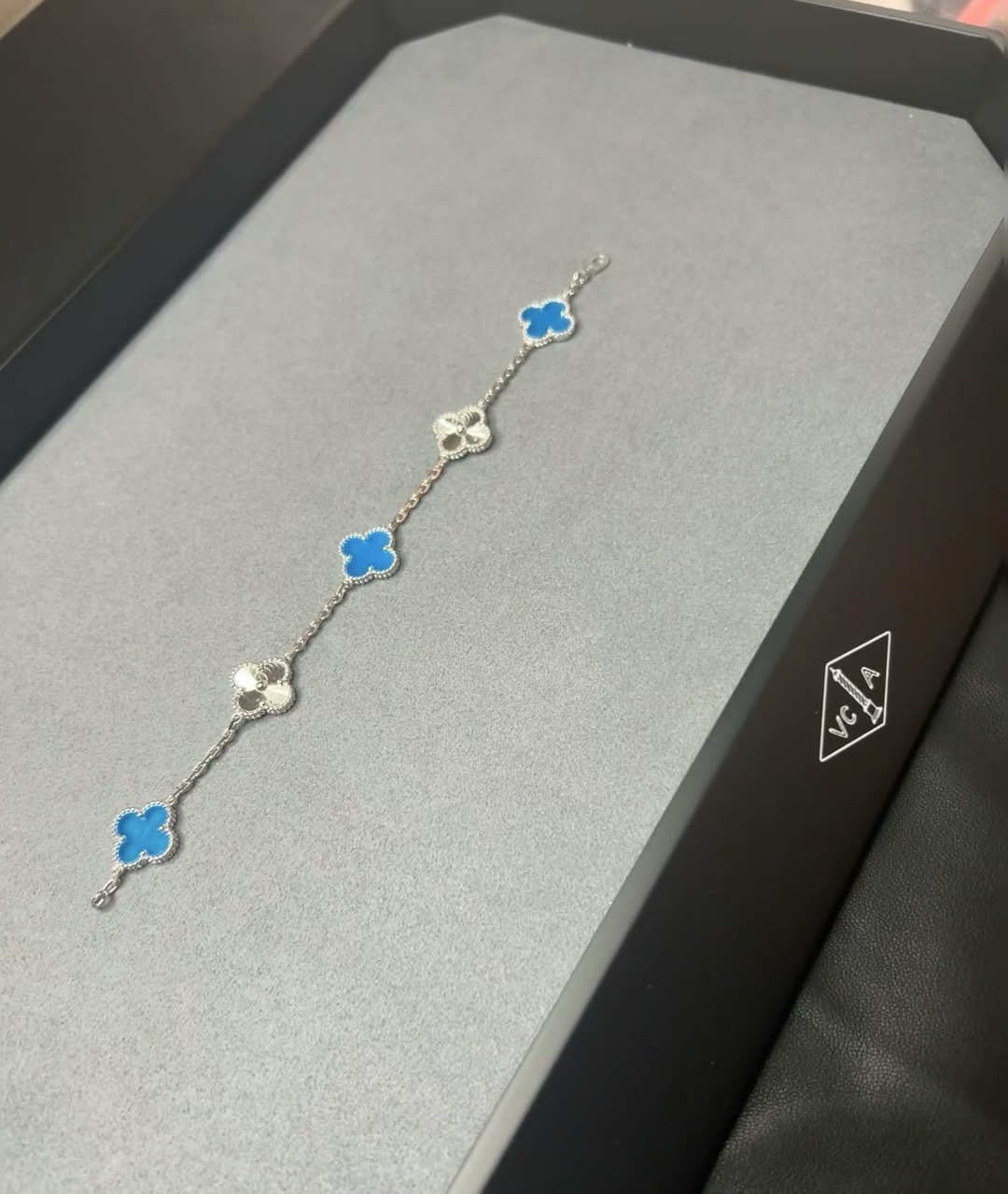 👑Vca白金色蓝玛瑙间镭射四叶草手链