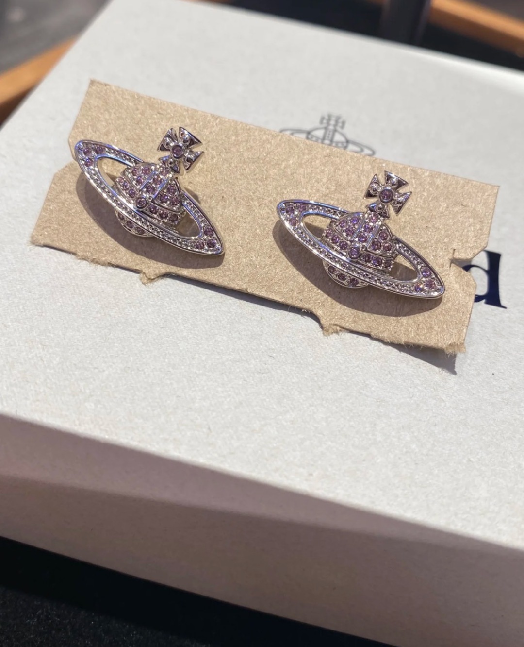  西太后 vivienne镶钻耳钉
闭眼‮准入‬没错！白钻镶嵌、纯‮王粹‬冠球‮经是‬典的象征，闪‮土耀