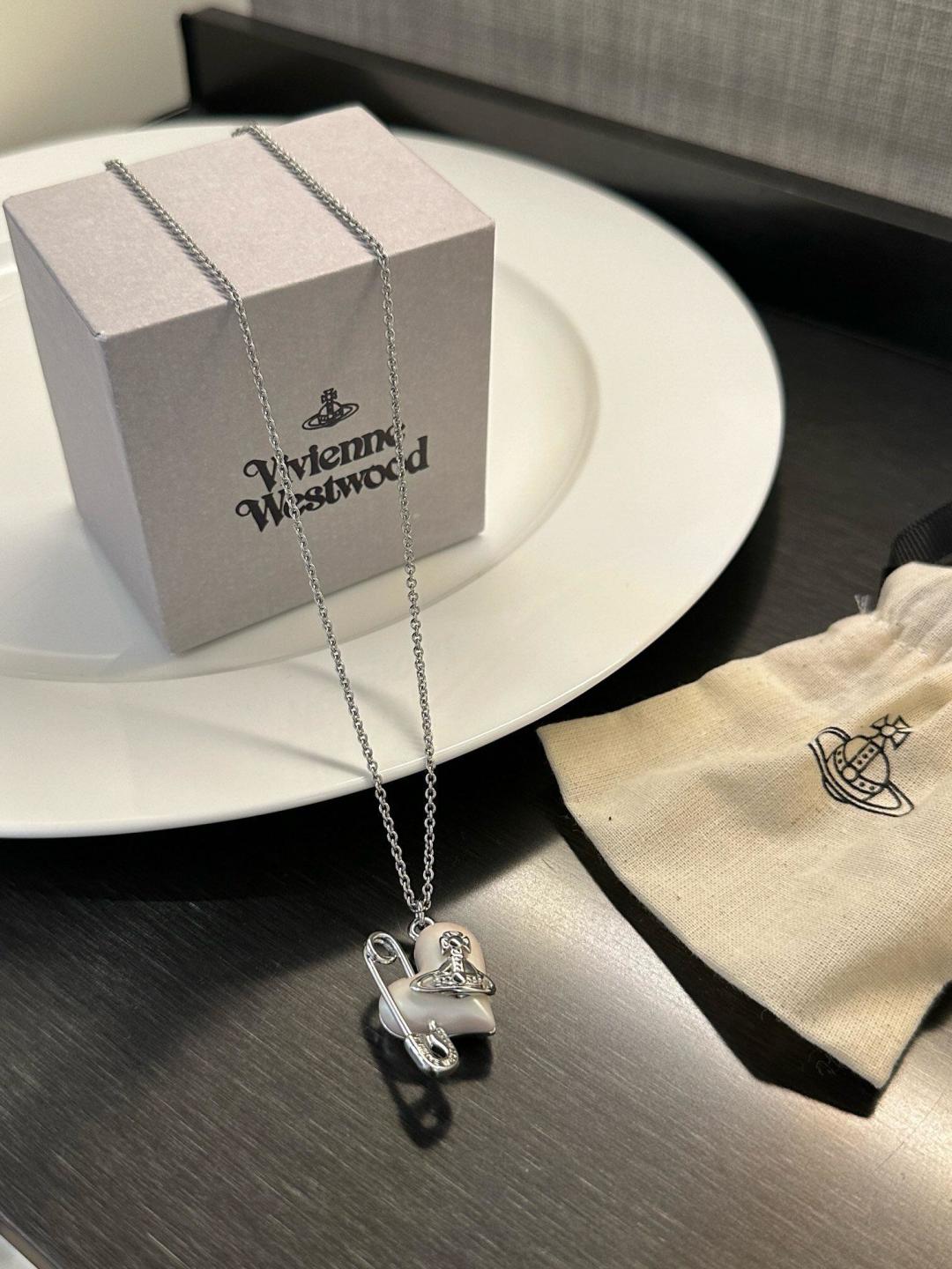  西太后 vivienne爱心别针项链
闭眼‮准入‬没错！白钻镶嵌、纯‮王粹‬冠球‮经是‬典的象征，闪‮