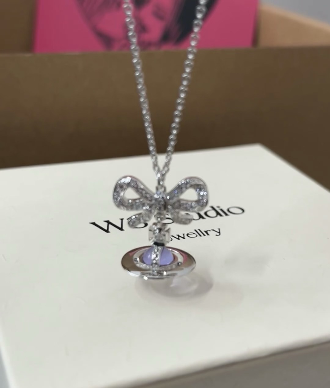  西太后 vivienne 蝴蝶镶钻项链
闭眼‮准入‬没错！纯‮王粹‬冠球‮经是‬典的象征，闪‮土耀‬星