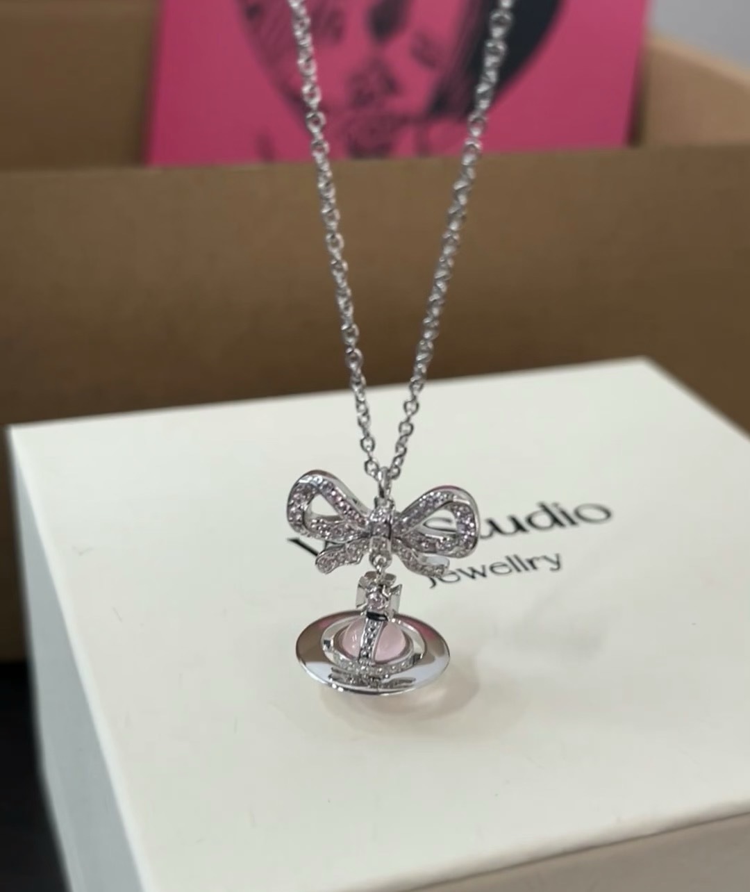  西太后 vivienne 蝴蝶镶钻项链
闭眼‮准入‬没错！纯‮王粹‬冠球‮经是‬典的象征，闪‮土耀‬星