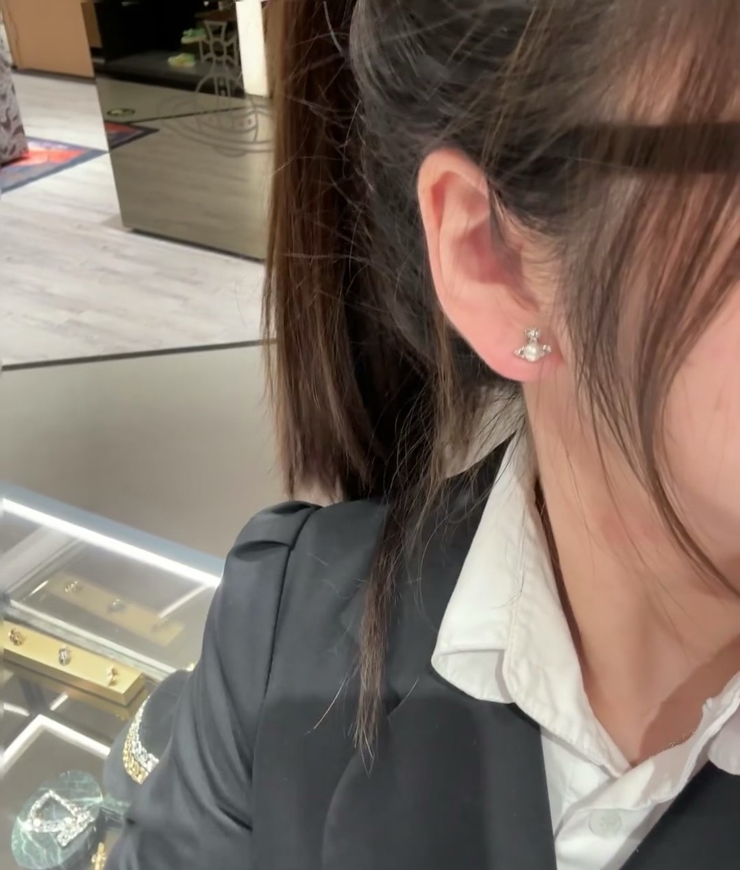  西太后 vivienne 耳钉
闭眼‮准入‬没错！纯‮王粹‬冠球‮经是‬典的象征，闪‮土耀‬星环勾‮未