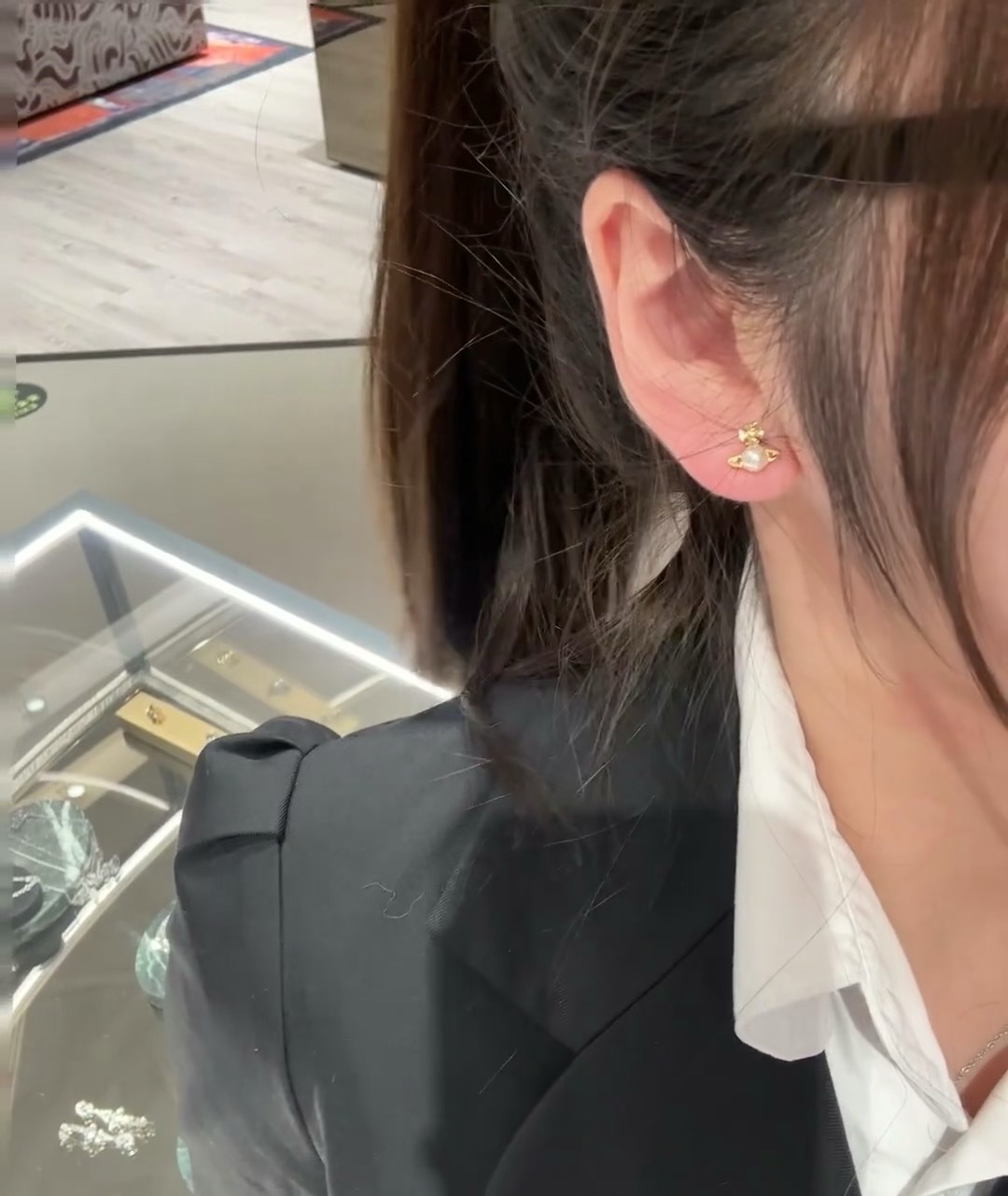  西太后 vivienne 耳钉
闭眼‮准入‬没错！纯‮王粹‬冠球‮经是‬典的象征，闪‮土耀‬星环勾‮未