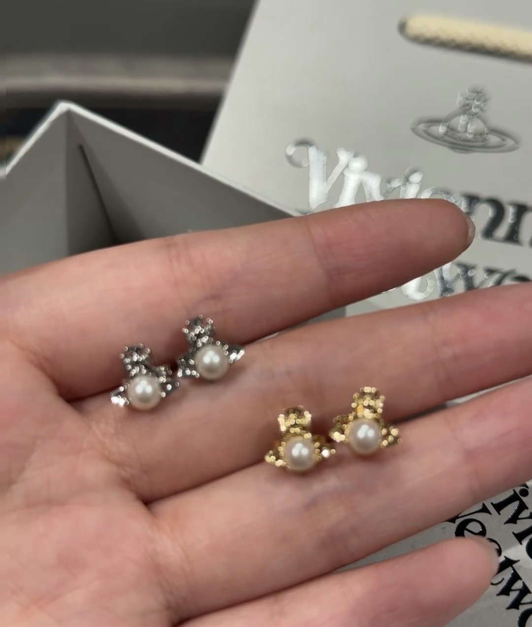  西太后 vivienne 耳钉
闭眼‮准入‬没错！纯‮王粹‬冠球‮经是‬典的象征，闪‮土耀‬星环勾‮未