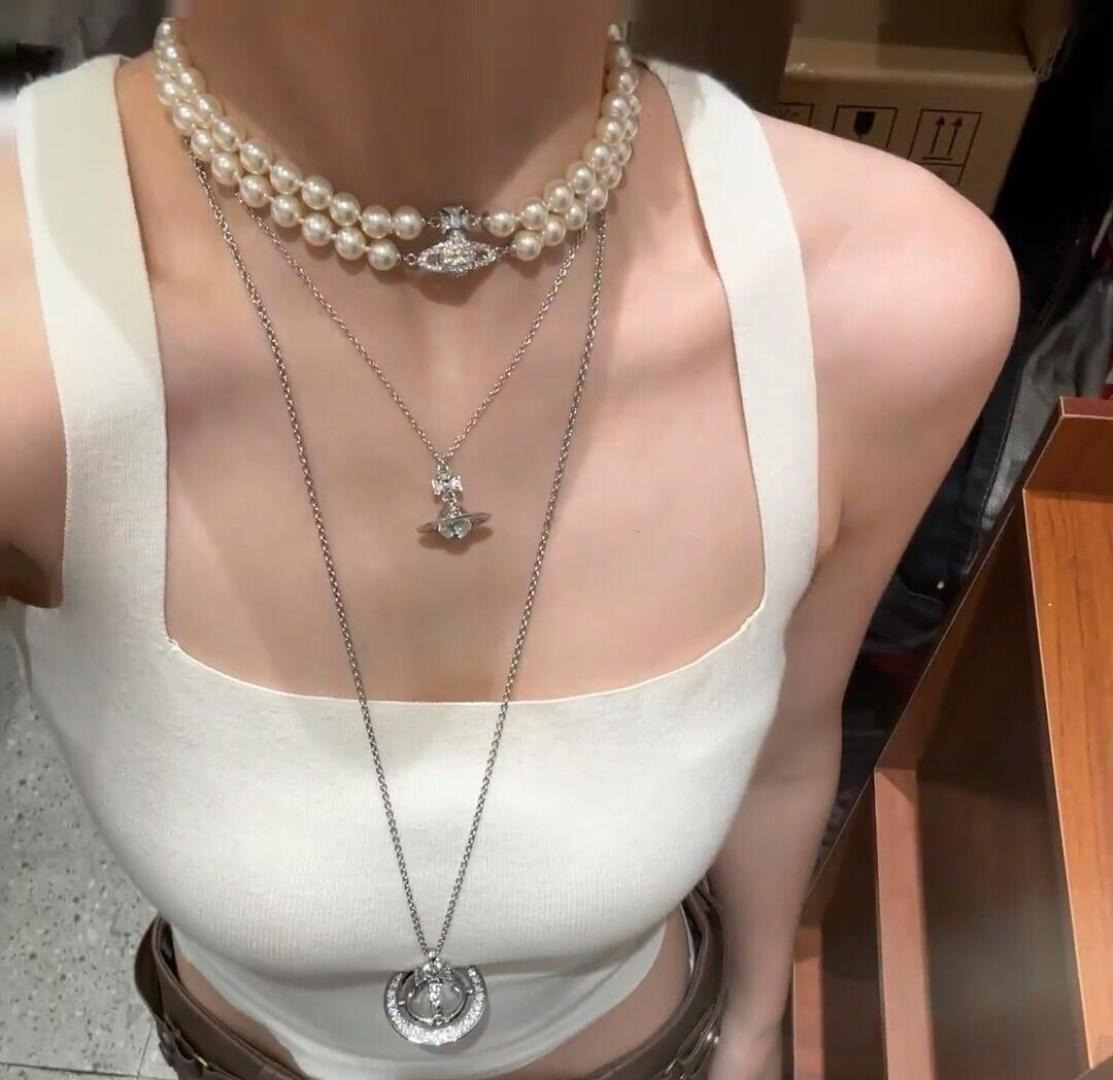 Vivienne Westwood Collar de Perlas con Logo Bordado, Estilo Punk Moderno 4 cmp i1749006829296 6588 0 2