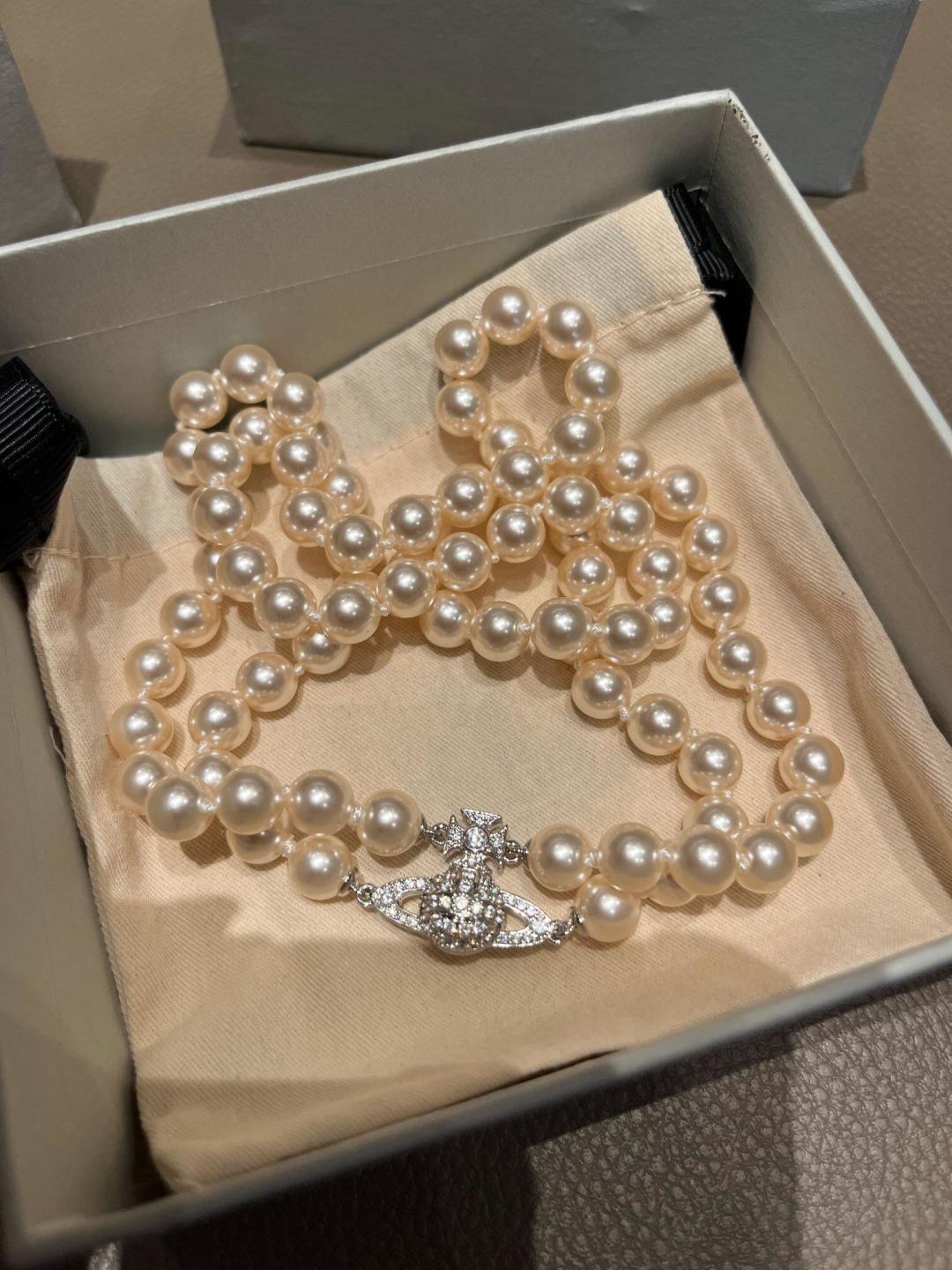 Vivienne Westwood Collar de Perlas con Logo Bordado, Estilo Punk Moderno 3 cmp i1749006829296 7032 0 1