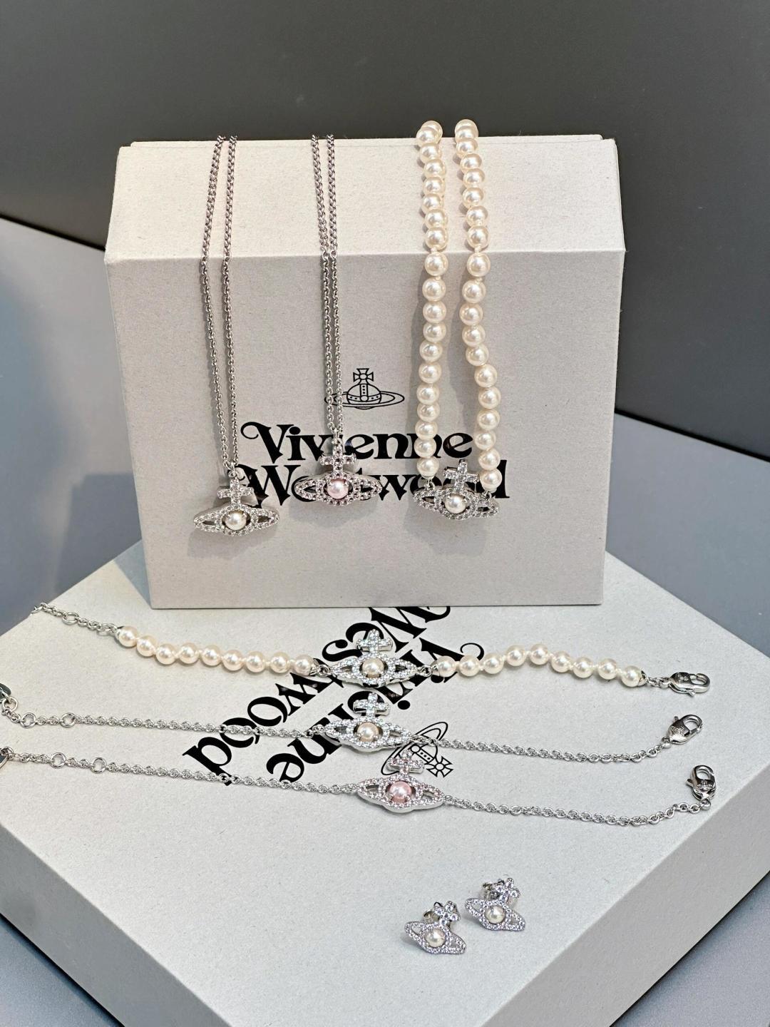 “Vivienne West Queens Bracelet Review: Symbolic Jewelry with Elegant Design and Unique Encounter” - 图片 3