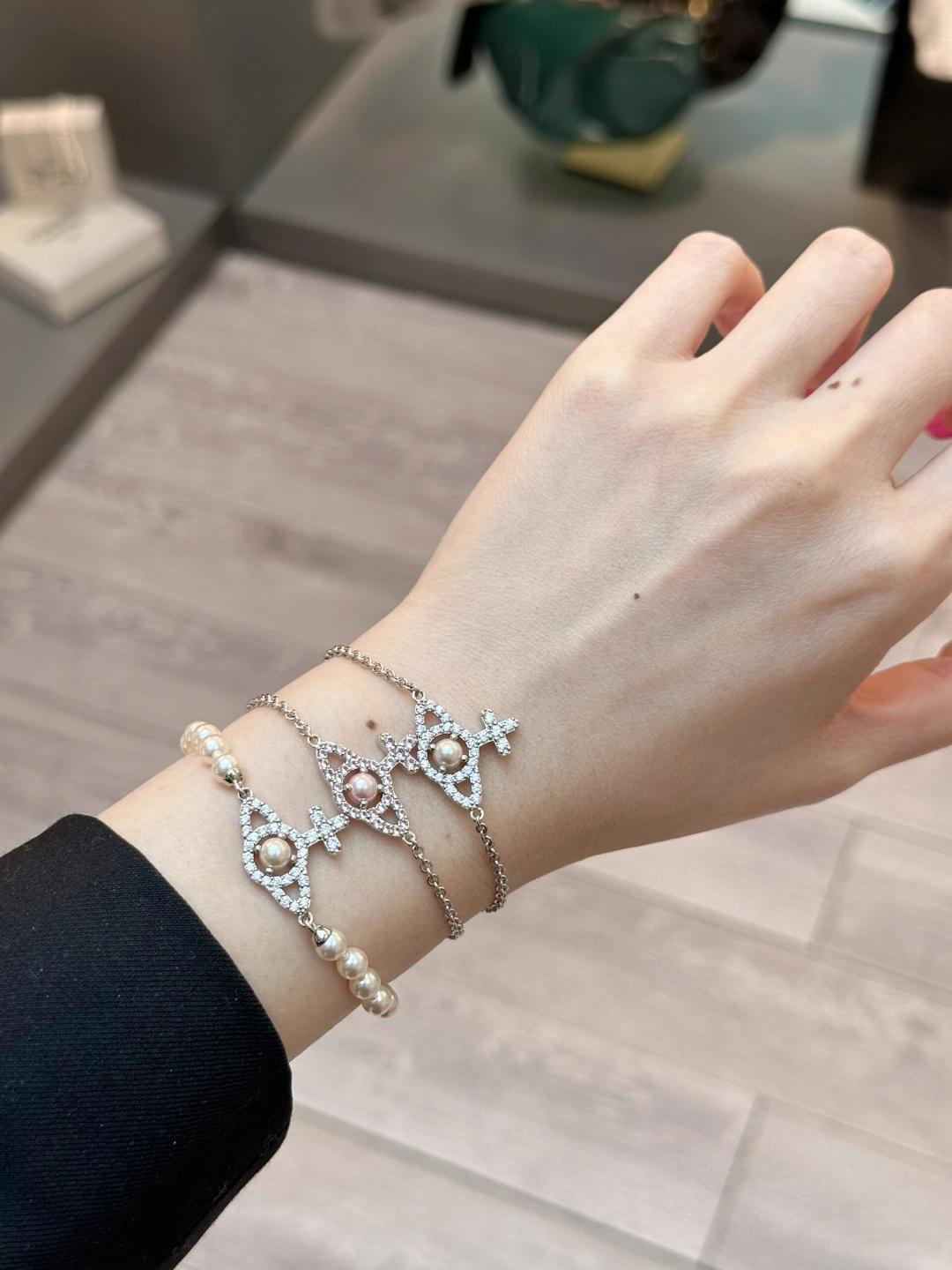 “Vivienne West Queens Bracelet Review: Symbolic Jewelry with Elegant Design and Unique Encounter” - 图片 5