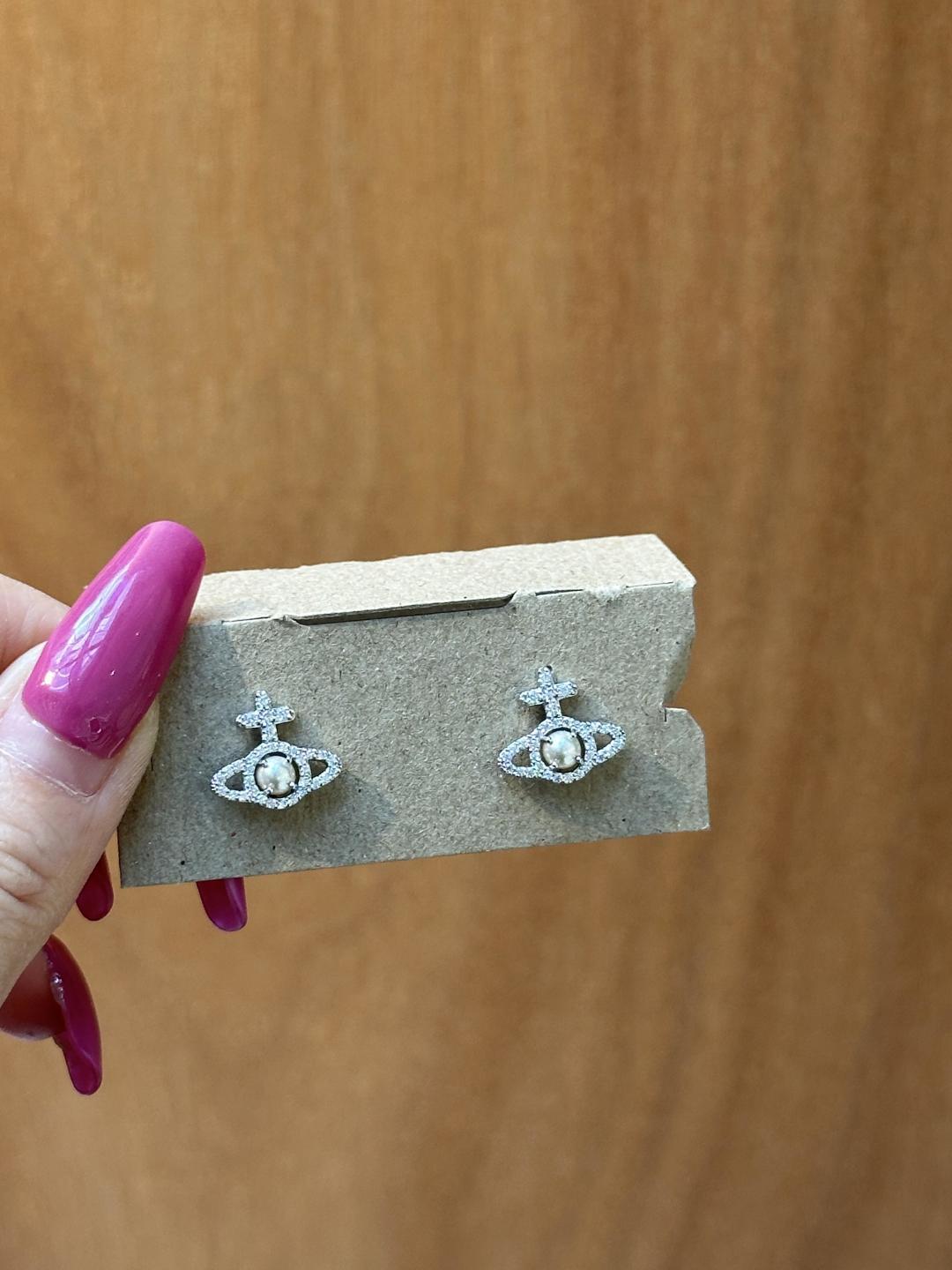 “Vivienne West Queens Bracelet Review: Symbolic Jewelry with Elegant Design and Unique Encounter” - 图片 4