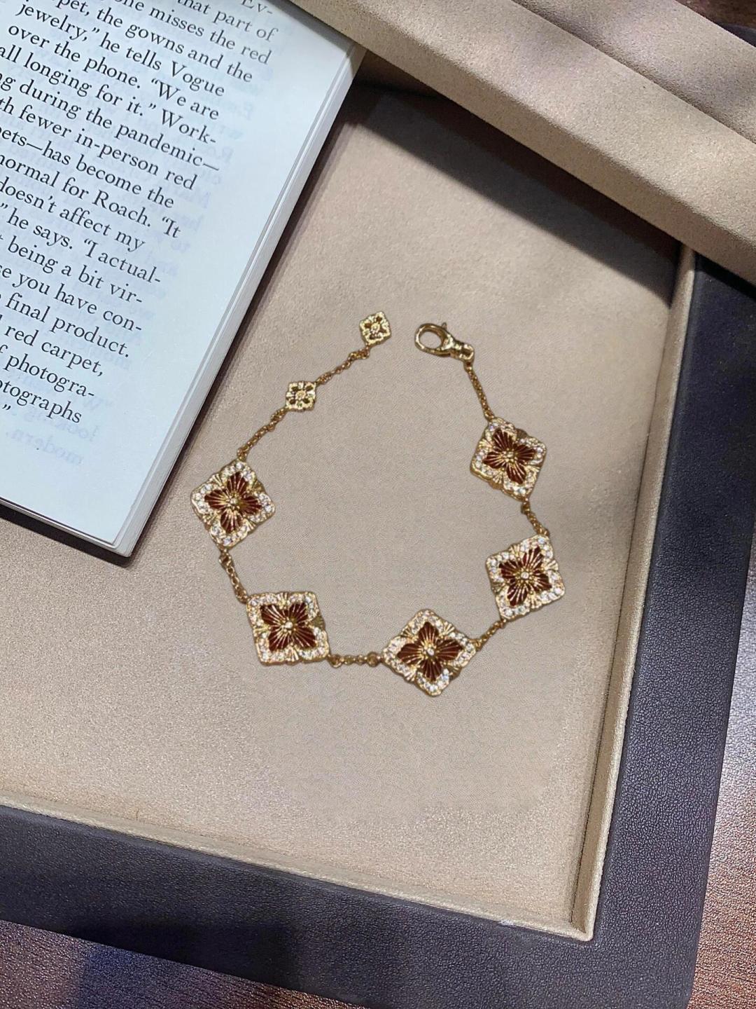 P825 V GOLD-TO-SCRUTINIZER BUCHILATI MAKES A FLOWER BRACELET