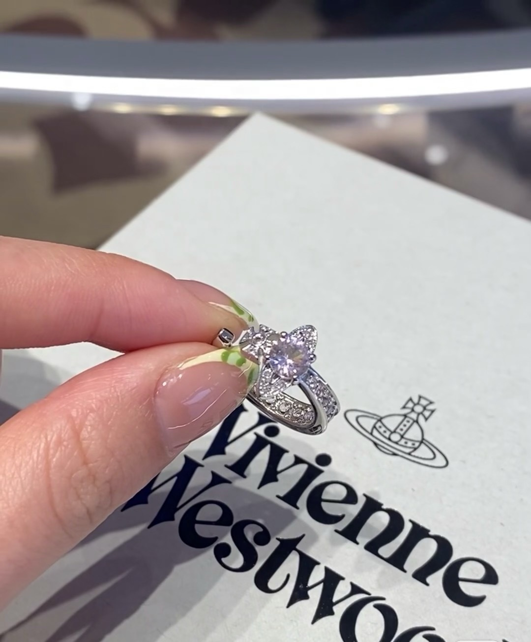 西太后vivienne 戒指闭眼‮准入‬没错！纯‮王粹‬冠球‮经是‬典的象征，闪‮土耀‬星环勾‮未勒‬来