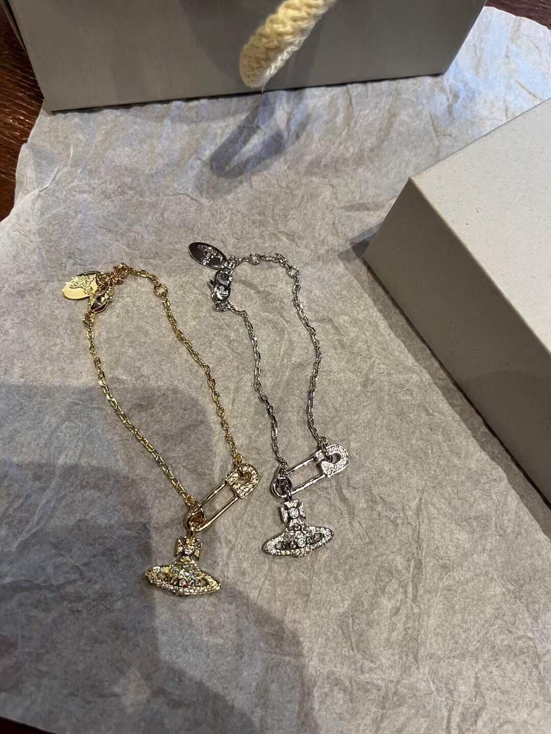 西太后 闭眼入准没错！纯粹王冠球是经典的象征，闪耀土星环勾勒未来波光流转间，开启一场与未来的崭新际遇！土