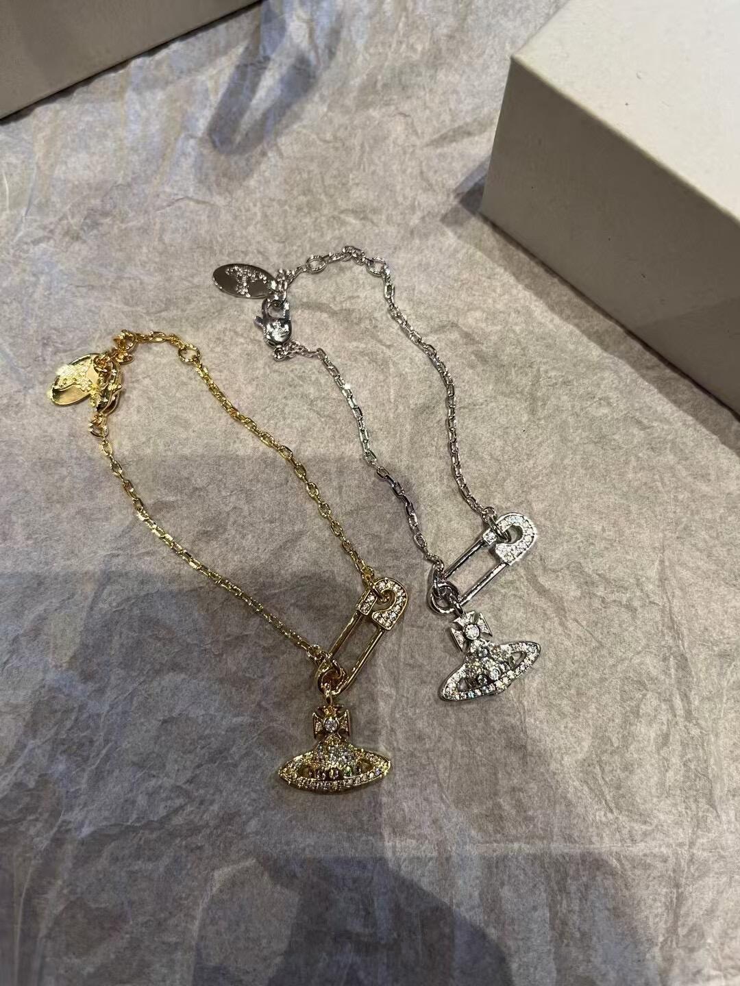 西太后 闭眼入准没错！纯粹王冠球是经典的象征，闪耀土星环勾勒未来波光流转间，开启一场与未来的崭新际遇！土