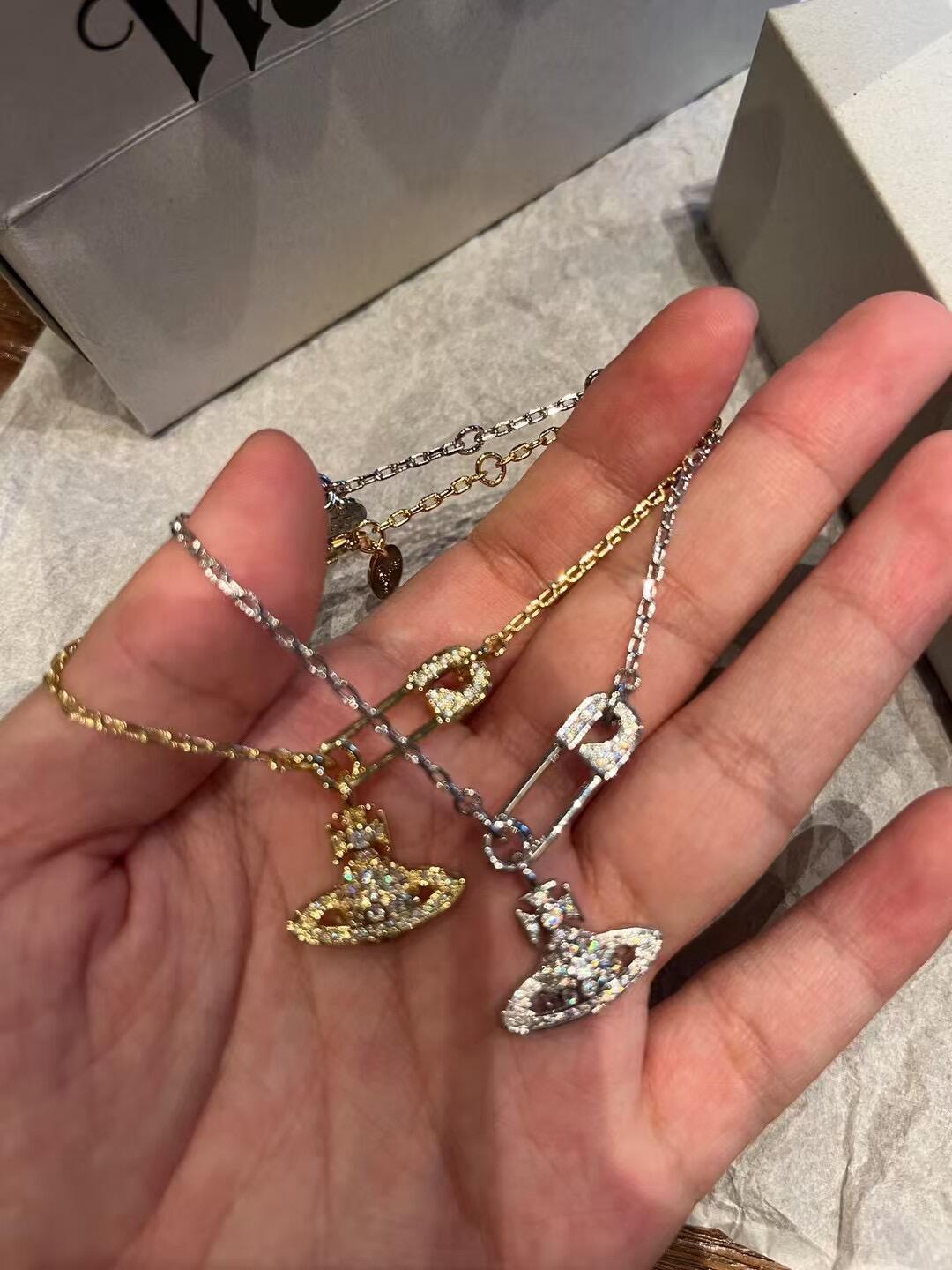 西太后 闭眼入准没错！纯粹王冠球是经典的象征，闪耀土星环勾勒未来波光流转间，开启一场与未来的崭新际遇！土