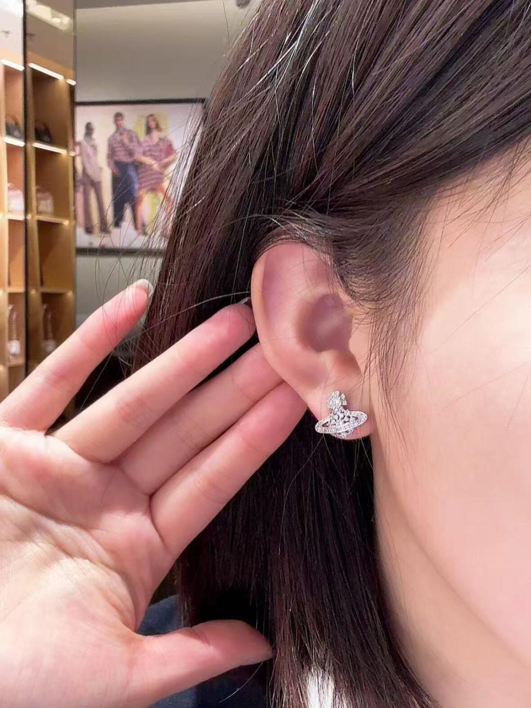 西太后 闭眼入准没错！纯粹王冠球是经典的象征，闪耀土星环勾勒未来波光流转间，开启一场与未来的崭新际遇！土