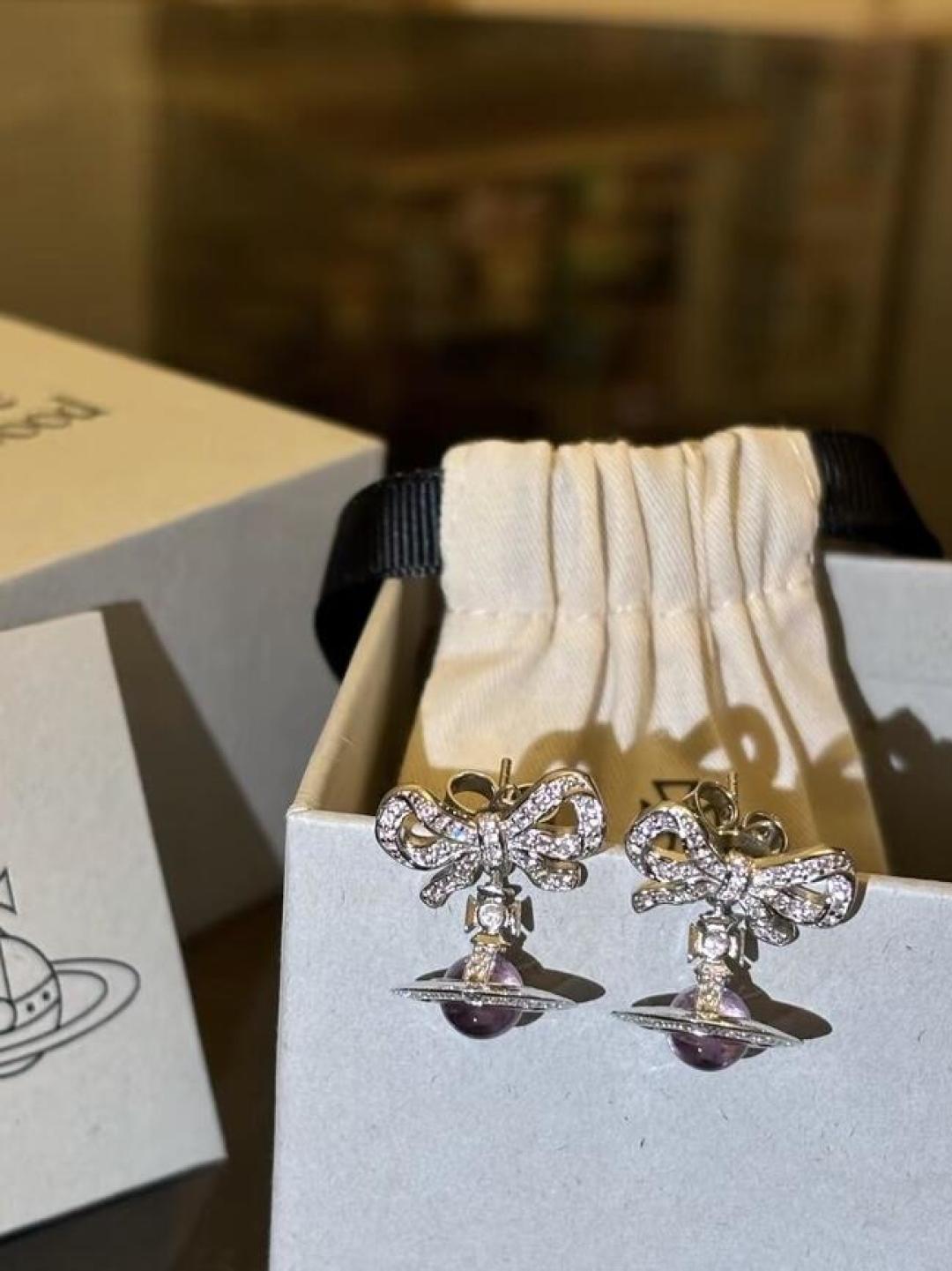 P110 vivienne westwood西太后薇薇安💍英国时装设计师，时装的朋克之母！时尚潮流风格，品质强大，超美的设计！简约大气刺绣Logo‼精致💎这个款不用担心不好看，因为经典的元素洋气的新设计！赠礼的完美之选，充分展现个性风范。品质非常整个首饰给人大牌气场的同时又非常精致，让整个人的层次提升好几个level💟绝对值得入手‼️🌟