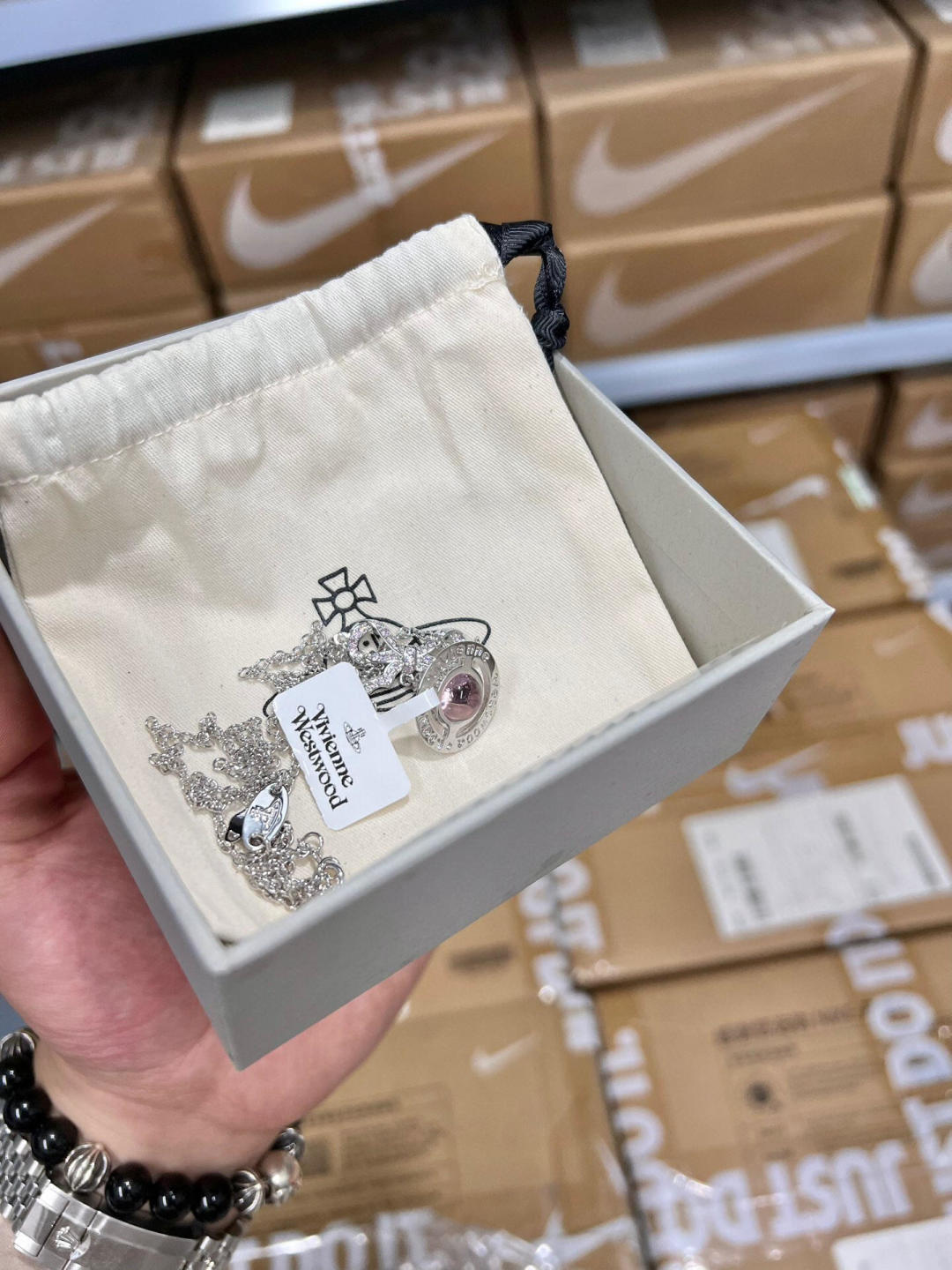 P110 vivienne westwood西太后薇薇安💍英国时装设计师,时装的朋克之母!时尚潮流风格,品质强大,超美的设计!简约大气刺绣Logo‼精致💎这个款不用担心不好看,因为经典的元素洋气的新设计!赠礼的完美之选,充分展现个性风范。品质非常整个首饰给人大牌气场的同时又非常精致,让整个人的层次提升好几个level💟绝对值得入手‼️🌟