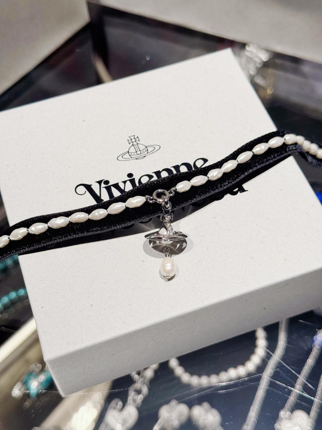 P180 vivienne westwood西太后薇薇安💍英国时装设计师，时装的朋克之母！时尚潮流风格，品质强大，超美的设计！简约大气刺绣Logo‼精致💎这个款不用担心不好看，因为经典的元素洋气的新设计！赠礼的完美之选，充分展现个性风范。品质非常整个首饰给人大牌气场的同时又非常精致，让整个人的层次提升好几个level💟绝对值得入手‼️🌟