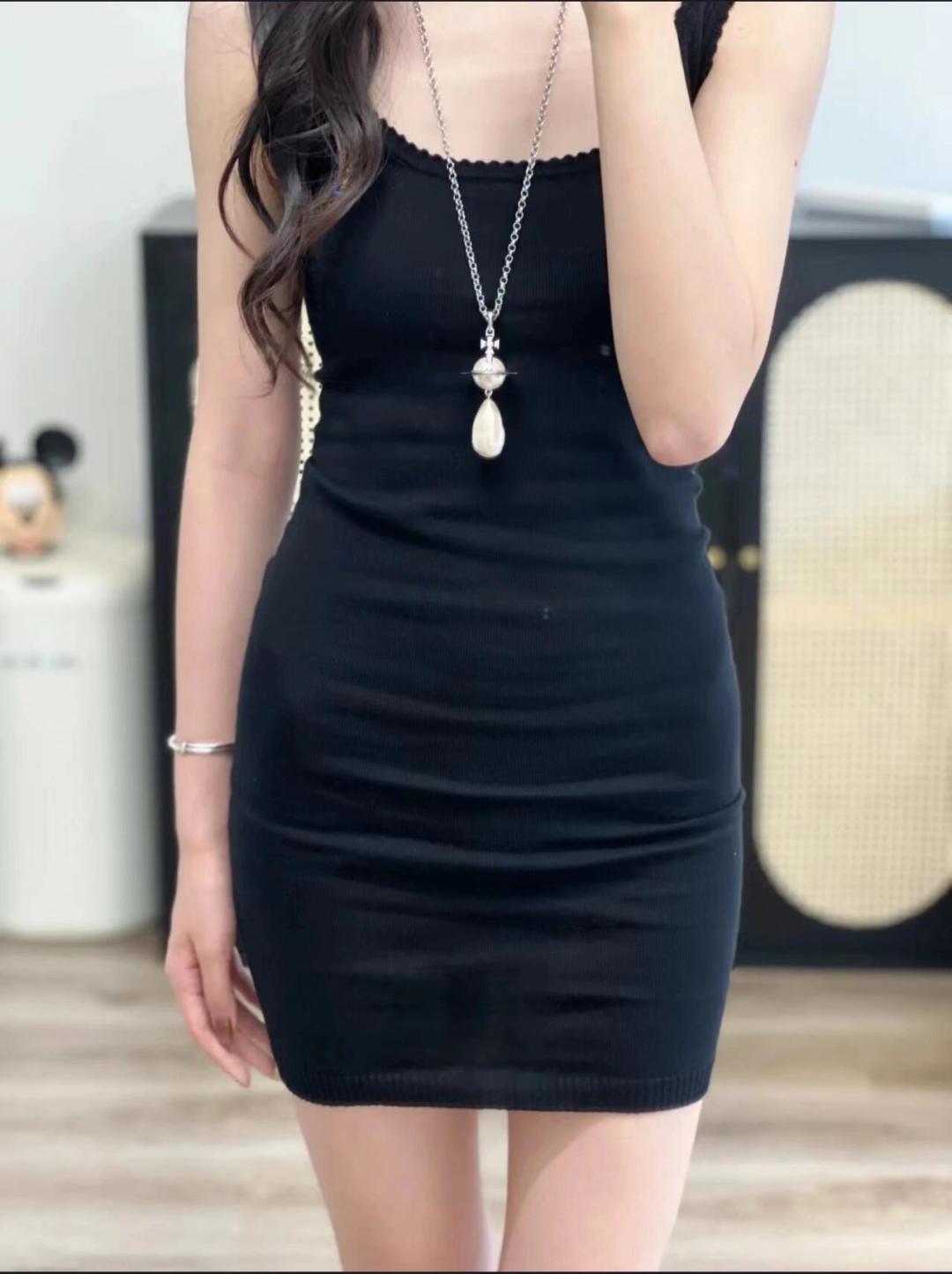 P125 vivienne westwood西太后薇薇安💍英国时装设计师,时装的朋克之母!时尚潮流风格,品质强大,超美的设计!简约大气刺绣Logo‼精致💎这个款不用担心不好看,因为经典的元素洋气的新设计!赠礼的完美之选,充分展现个性风范。品质非常整个首饰给人大牌气场的同时又非常精致,让整个人的层次提升好几个level💟绝对值得入手‼️🌟