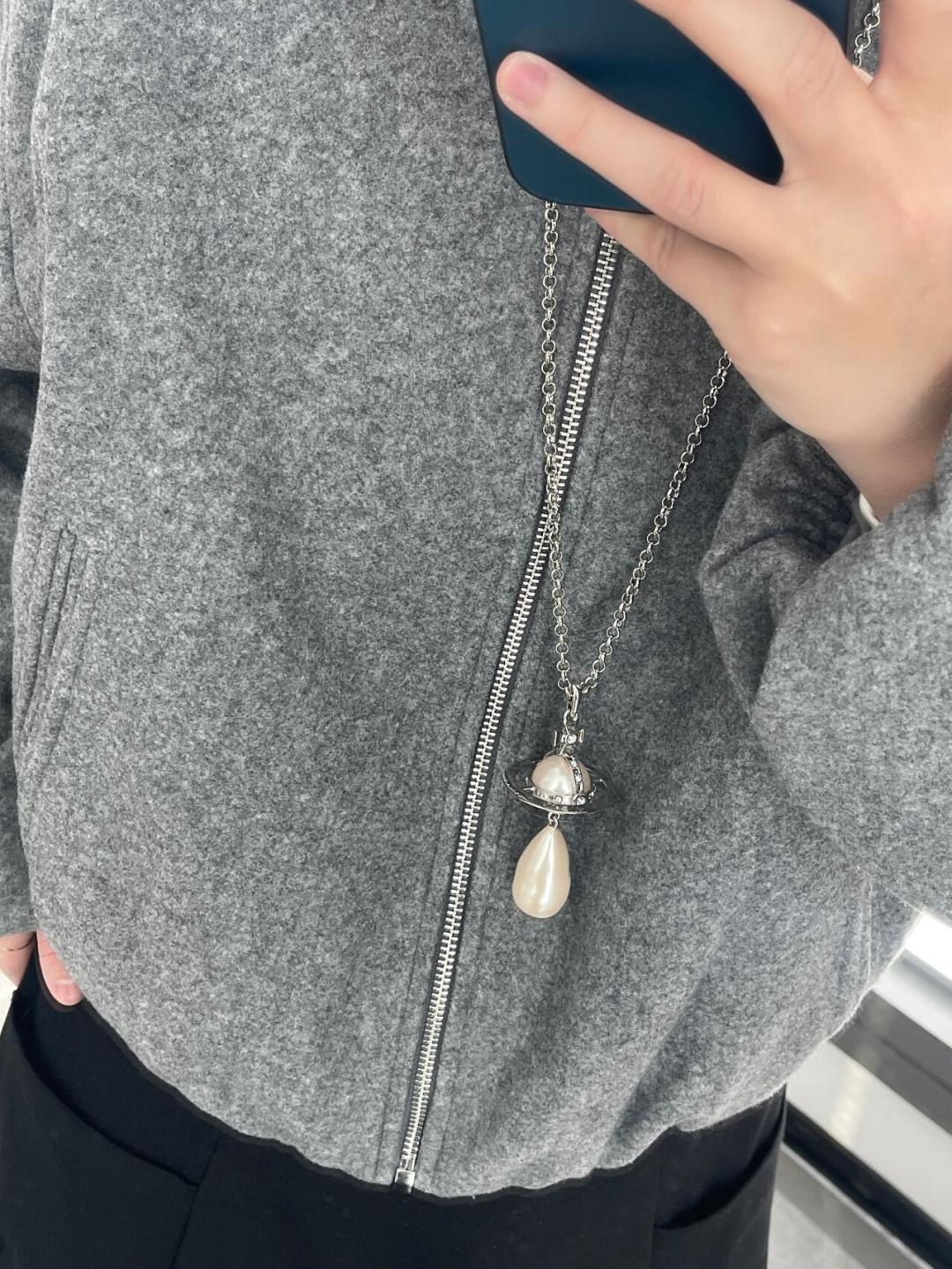 P125 vivienne westwood西太后薇薇安💍英国时装设计师,时装的朋克之母!时尚潮流风格,品质强大,超美的设计!简约大气刺绣Logo‼精致💎这个款不用担心不好看,因为经典的元素洋气的新设计!赠礼的完美之选,充分展现个性风范。品质非常整个首饰给人大牌气场的同时又非常精致,让整个人的层次提升好几个level💟绝对值得入手‼️🌟