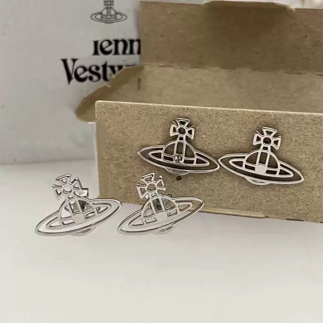 P105 vivienne westwood西太后薇薇安💍英国时装设计师,时装的朋克之母!时尚潮流风格,品质强大,超美的设计!简约大气刺绣Logo‼精致💎这个款不用担心不好看,因为经典的元素洋气的新设计!赠礼的完美之选,充分展现个性风范。品质非常整个首饰给人大牌气场的同时又非常精致,让整个人的层次提升好几个level💟绝对值得入手‼️🌟