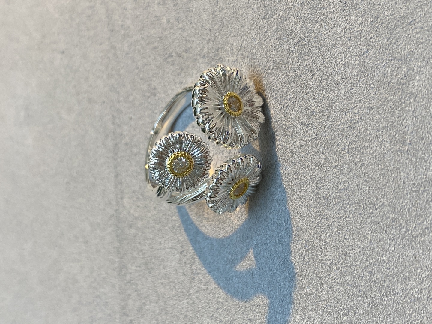 # 400 V GOLD-TO-PENETRATED BUCHILATE DIAMOND DAISIES RING OPEN