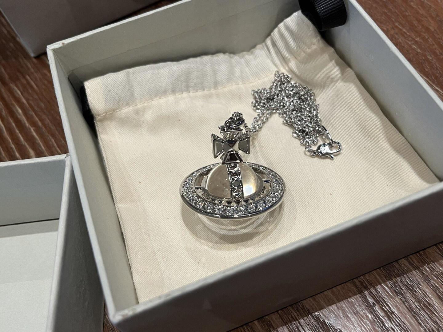 大号vivienne westwood西太后薇薇安💍英国时装设计师，时装的朋克之母！时尚潮流风格，品质强