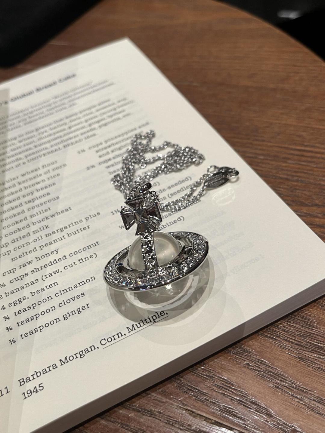 大号vivienne westwood西太后薇薇安💍英国时装设计师，时装的朋克之母！时尚潮流风格，品质强