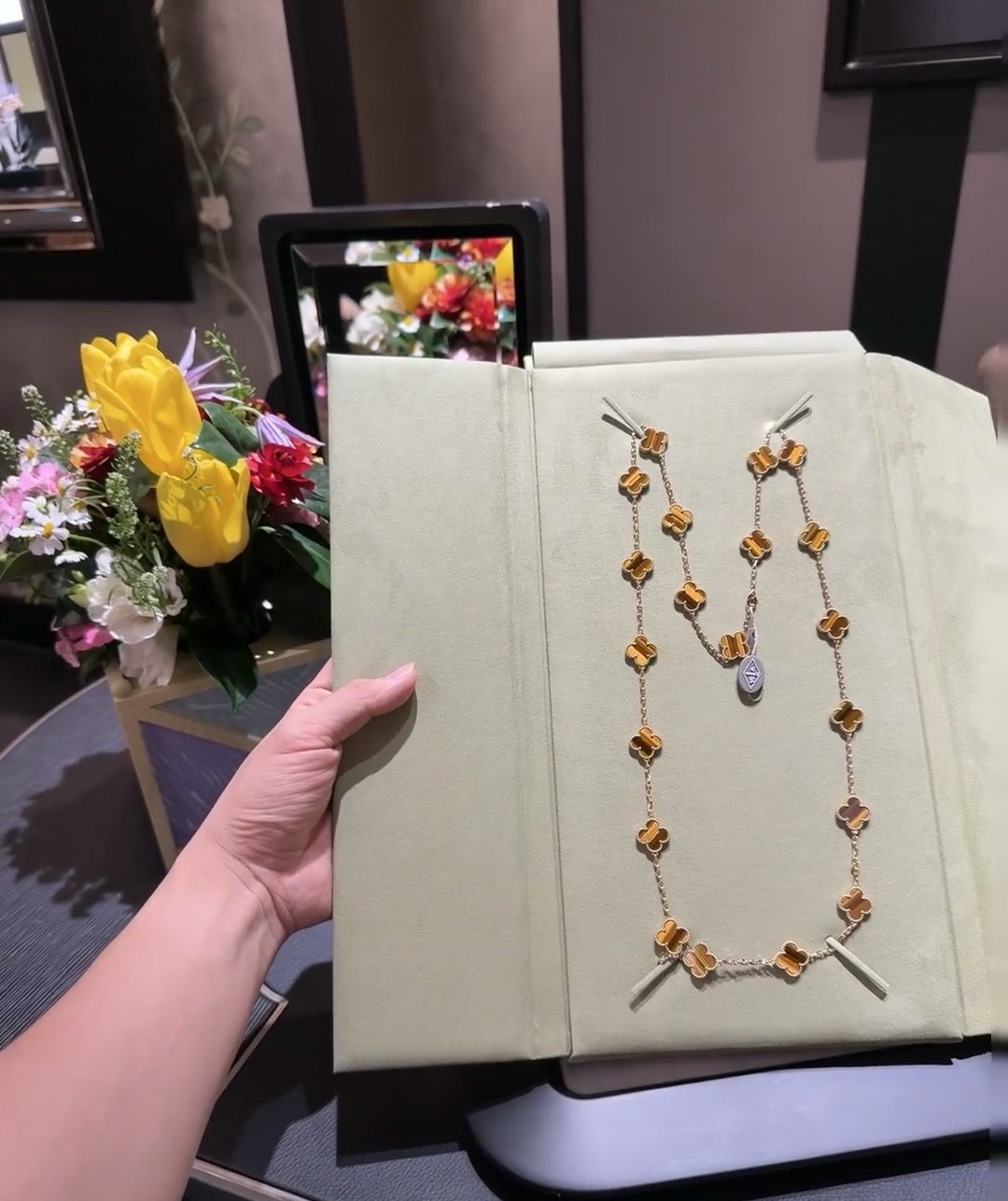 NO:382534,Vca 20 flower tiger eye stone four-leaf clover four-leaf clover necklace, jewelry boutique, necklace19860909Vca 20花虎眼石四叶草四叶草项链,饰品精品,necklace,Jewelry