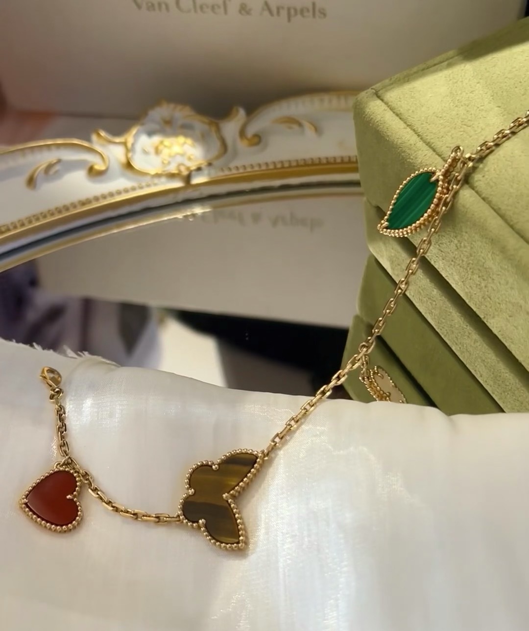 👑Lucky手链，专柜买这款的人都在排队，买到都要看运气，因为它实在太美了，显色度超级好，华而不俗的色彩