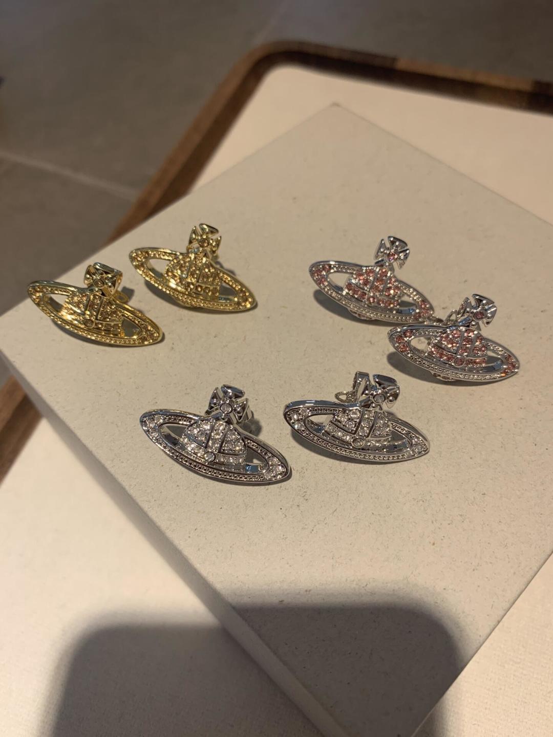 西太后 闭眼入准没错！纯粹王冠球是经典的象征，闪耀土星环勾勒未来波光流转间，开启一场与未来的崭新际遇！土