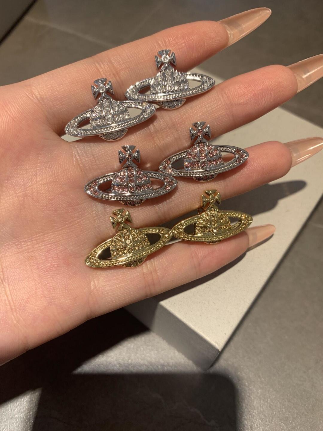 西太后 闭眼入准没错！纯粹王冠球是经典的象征，闪耀土星环勾勒未来波光流转间，开启一场与未来的崭新际遇！土