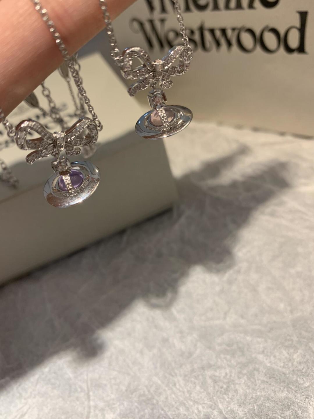 西太后 闭眼入准没错！纯粹王冠球是经典的象征，闪耀土星环勾勒未来波光流转间，开启一场与未来的崭新际遇！土
